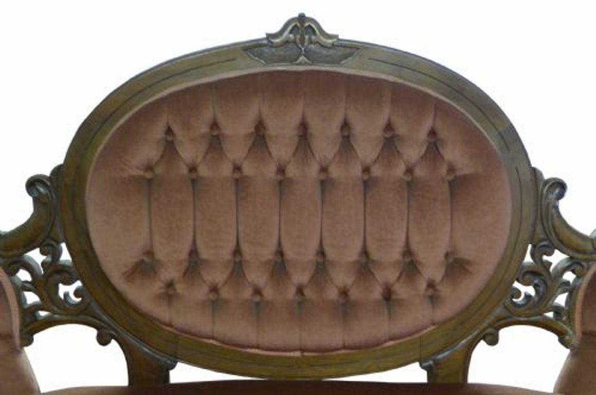 Zu verkaufen ist eine gute Qualität viktorianischen Nussbaum Double Ended Sofa, gepolstert in einem rosa Stoff. Das Sofa ist strukturell einwandfrei, ebenso wie die gesamte Polsterung.

Breite: 74