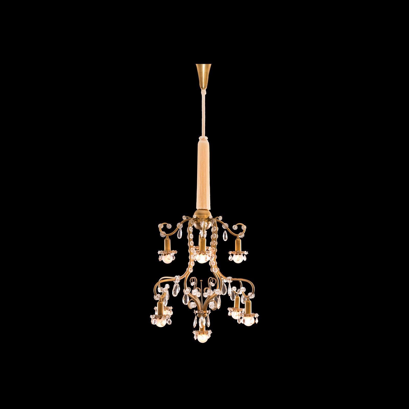 Un ornamento tipico dell'artigianato austriaco con pendagli di cristallo tagliati a mano. Il lampadario sarà consegnato con una passementerie artigianale con la goccia richiesta, a nove fiamme.

Note sui materiali e sulle tecniche: Tubi di ottone