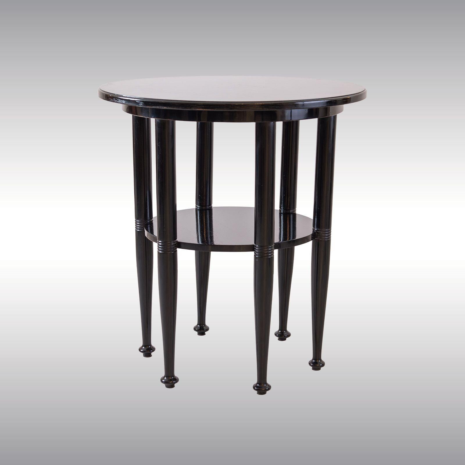 Un meuble viennois typique du début du 20ème siècle. Bois de hêtre, teinté noir. Jambes tournées.
 