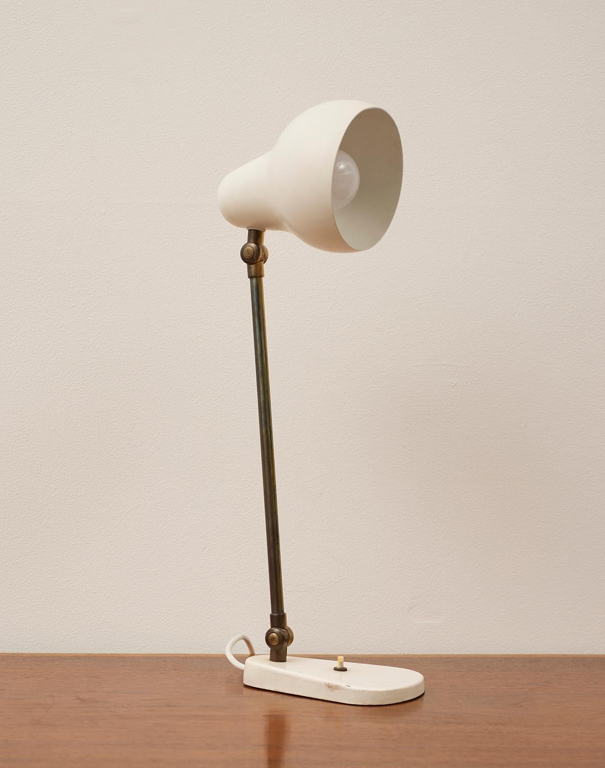 Lampada da tavolo in ottone di Vilhelm Lauritzen, progettata per l'edificio Radiohuset di Copenhagen nel 1942. Con paralume e base in alluminio verniciato bianco e ottone splendidamente patinato. Ricablata per gli Stati Uniti.