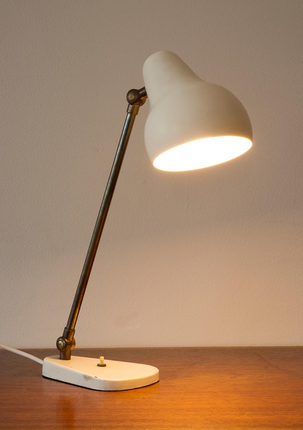 Scandinavo moderno Lampada da tavolo originale di Vilhelm Lauritzen per Louis Poulsen, Danimarca, 1942 in vendita