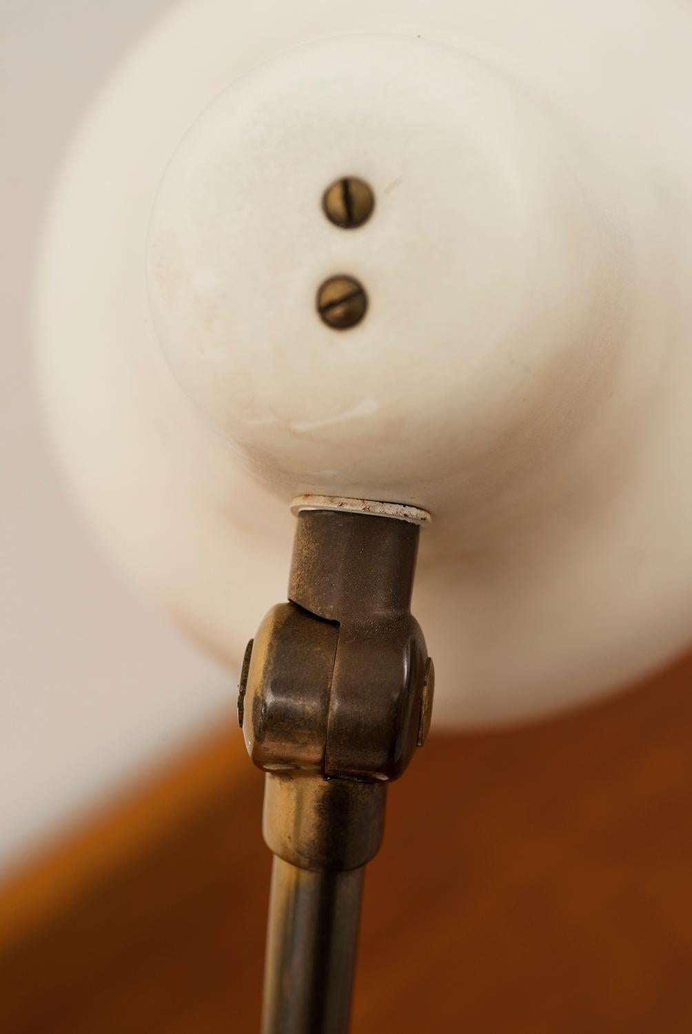 Metà XX secolo Lampada da tavolo originale di Vilhelm Lauritzen per Louis Poulsen, Danimarca, 1942 in vendita
