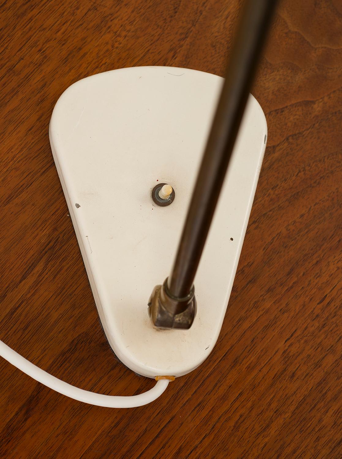 Metallo Lampada da tavolo originale di Vilhelm Lauritzen per Louis Poulsen, Danimarca, 1942 in vendita
