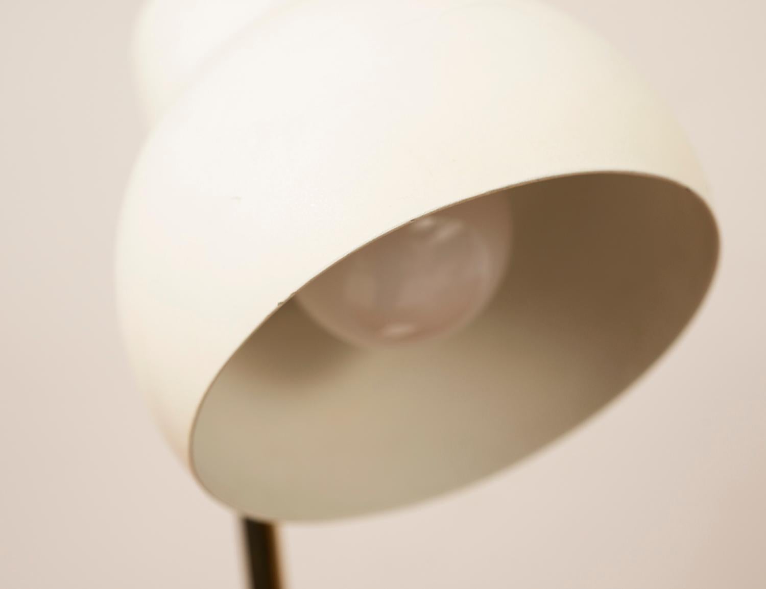 Lampada da tavolo originale di Vilhelm Lauritzen per Louis Poulsen, Danimarca, 1942 in vendita 1