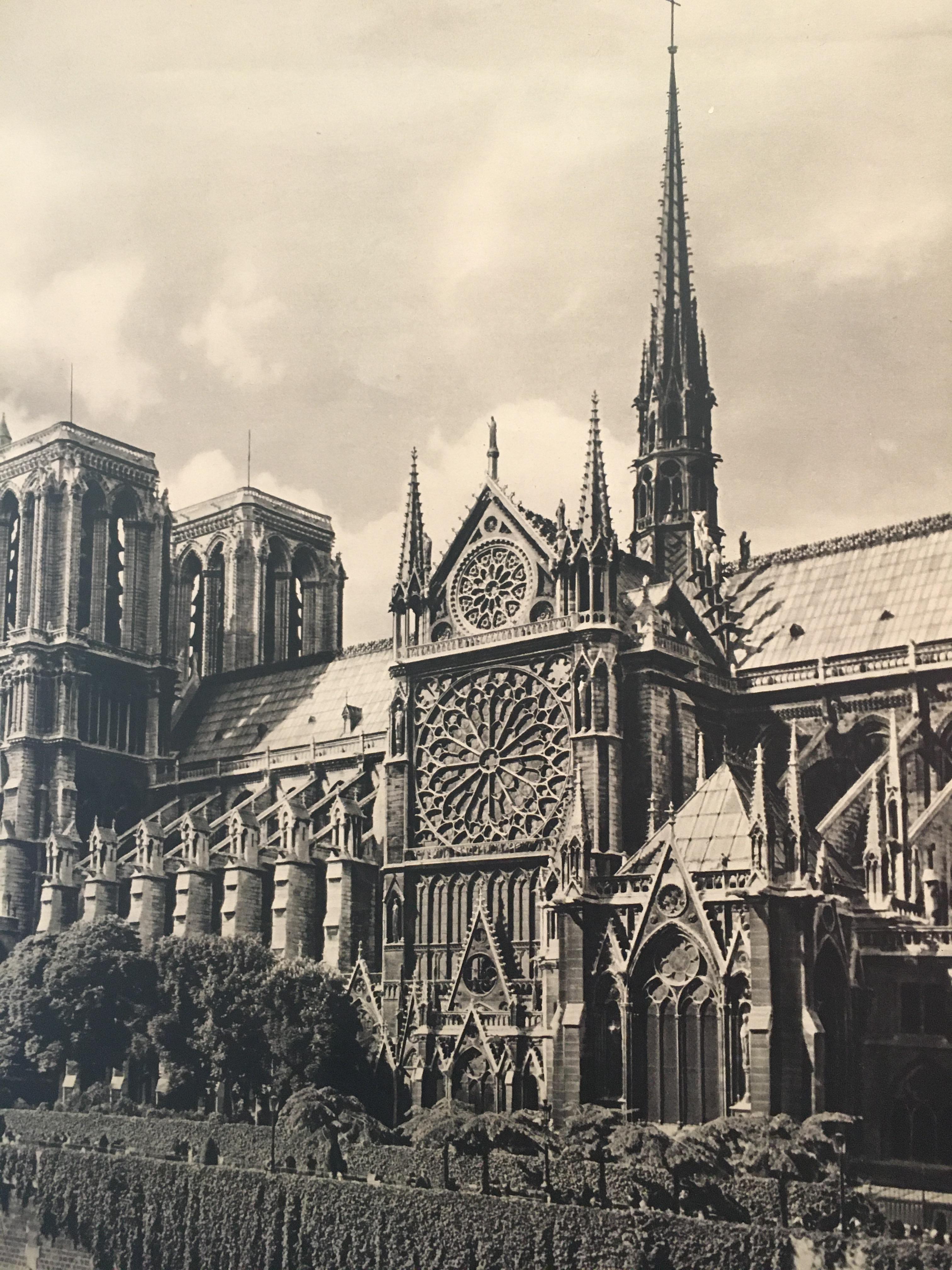 Original 1950er Jahre Französisch Regierung Tourismus Plakat 'Notre-Dame'

Es handelt sich um ein originales touristisches Plakat, das in Paris von der französischen Regierung gedruckt und veröffentlicht wurde.

Künstler 
Schall 

Jahr 
um