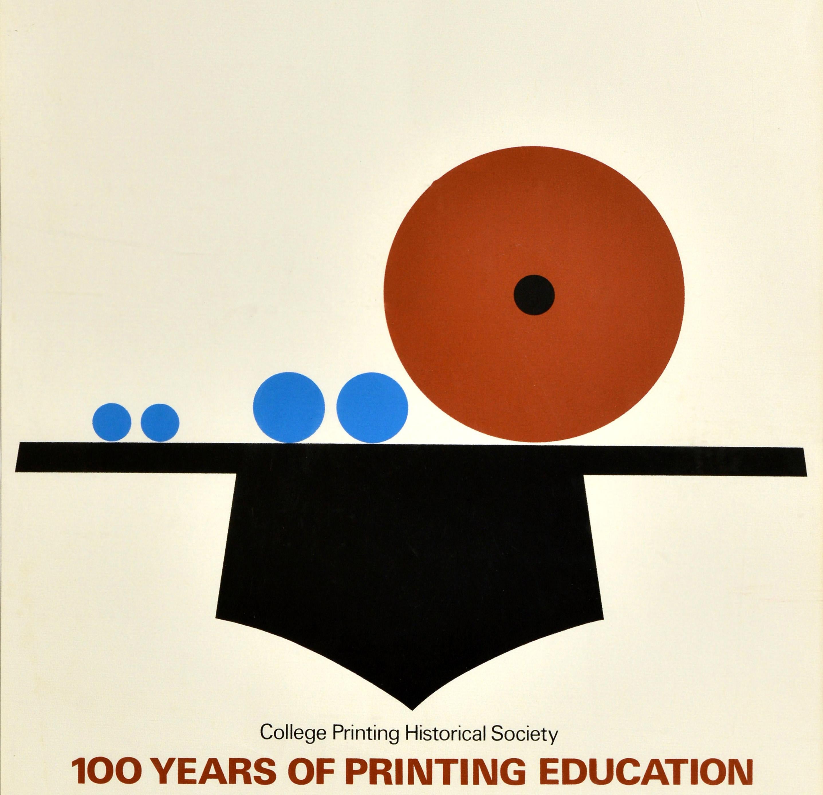 Poster pubblicitario originale d'epoca - College Printing Historical Society 100 Years of Printing Education a lecture by Charles L. Pickering - con un disegno grafico del noto artista Tom Eckersley (1914-1997) che raffigura delle sfere blu e un