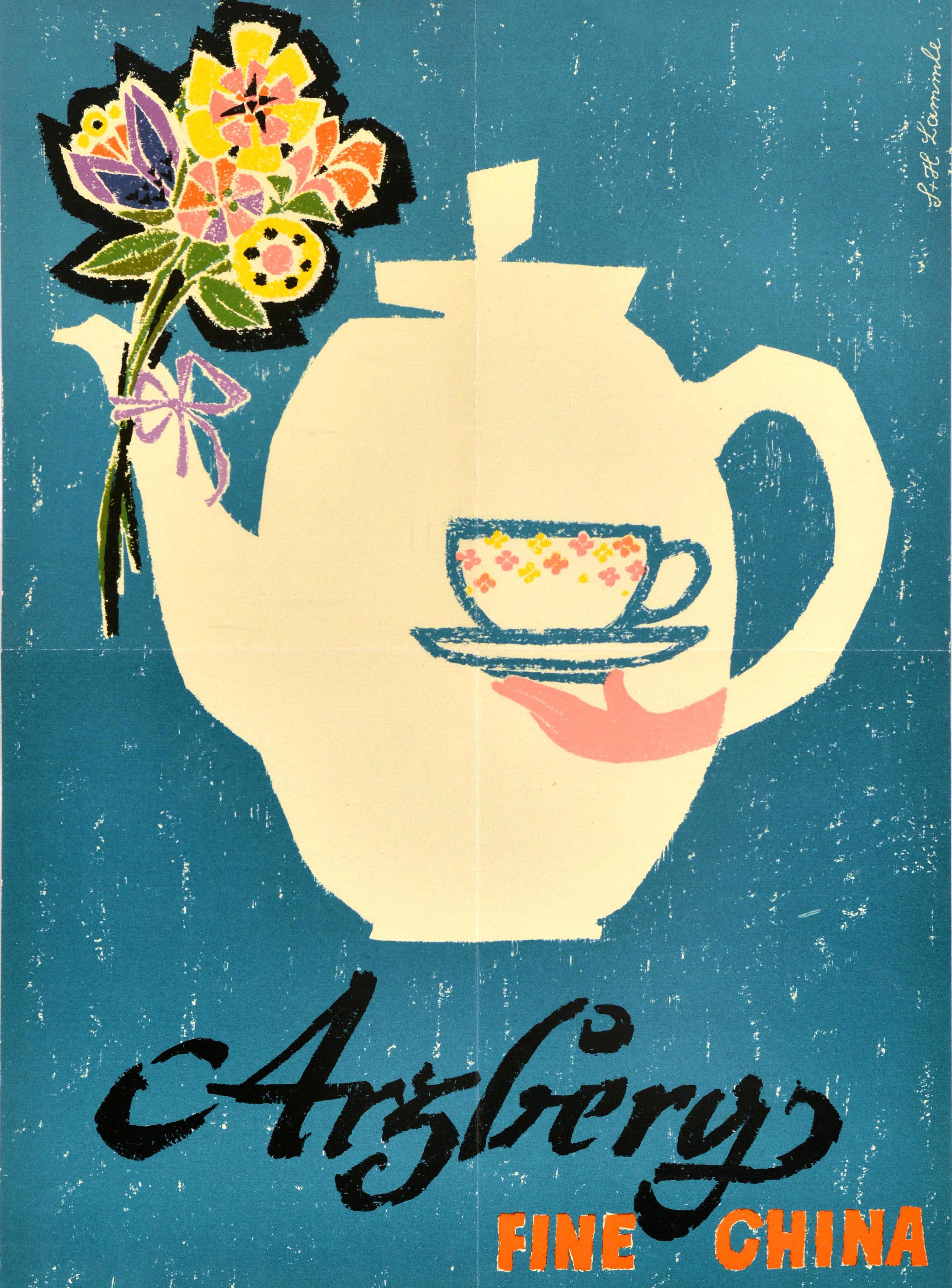 Affiche publicitaire vintage originale pour Arzberg Fine China présentant un design coloré d'une théière avec un bouquet de fleurs attaché au bec par un ruban et une main dans le prolongement de l'anse tenant une tasse à thé et une soucoupe décorées