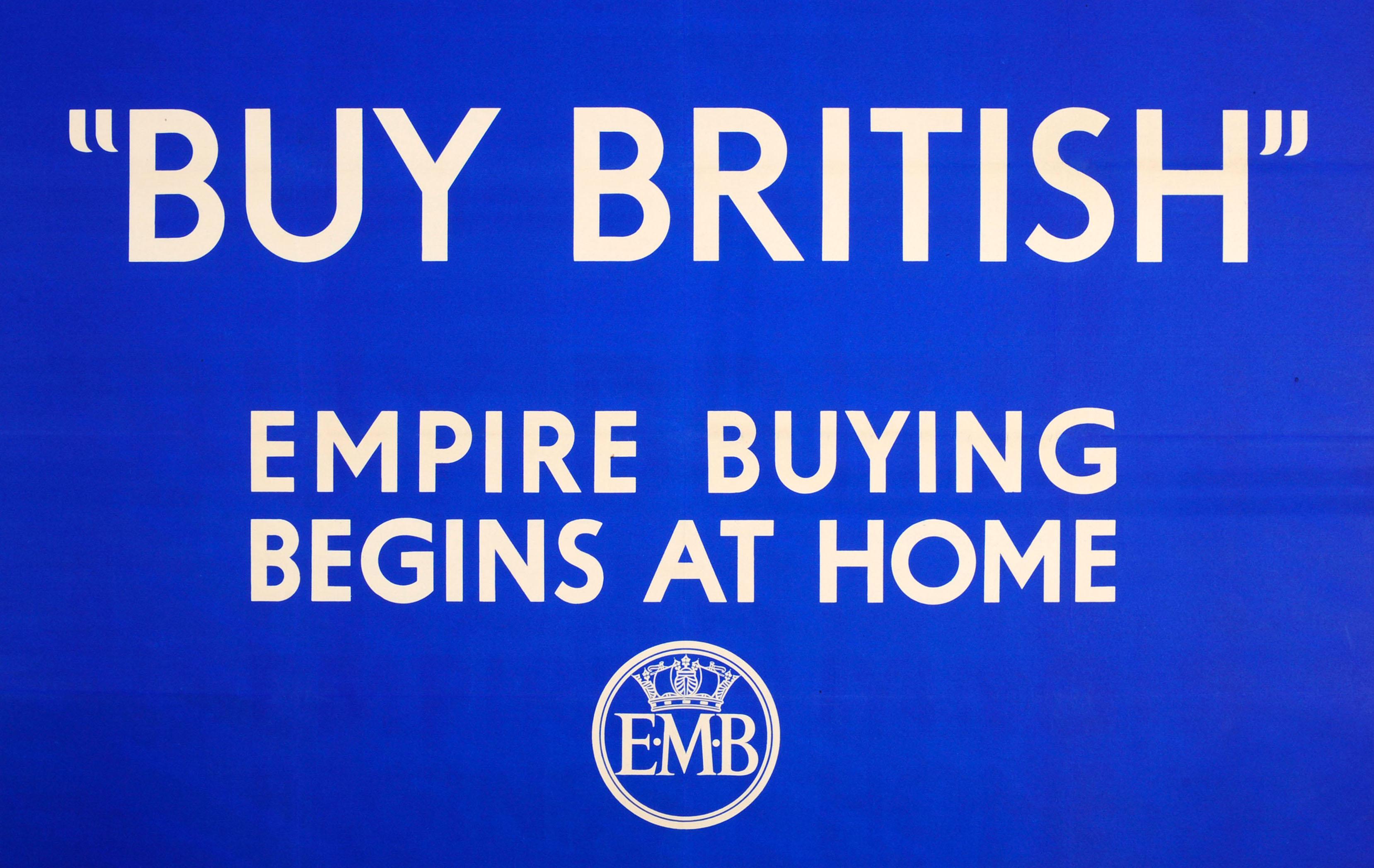Originales Vintage-Werbeplakat des Empire Marketing Board - Buy British Empire Buying Begins At Home - mit einem ikonischen, einfachen Design im Stil von Keep Calm and Carry On mit weißem Text auf blauem Hintergrund und dem EMB-Kronenlogo darunter.
