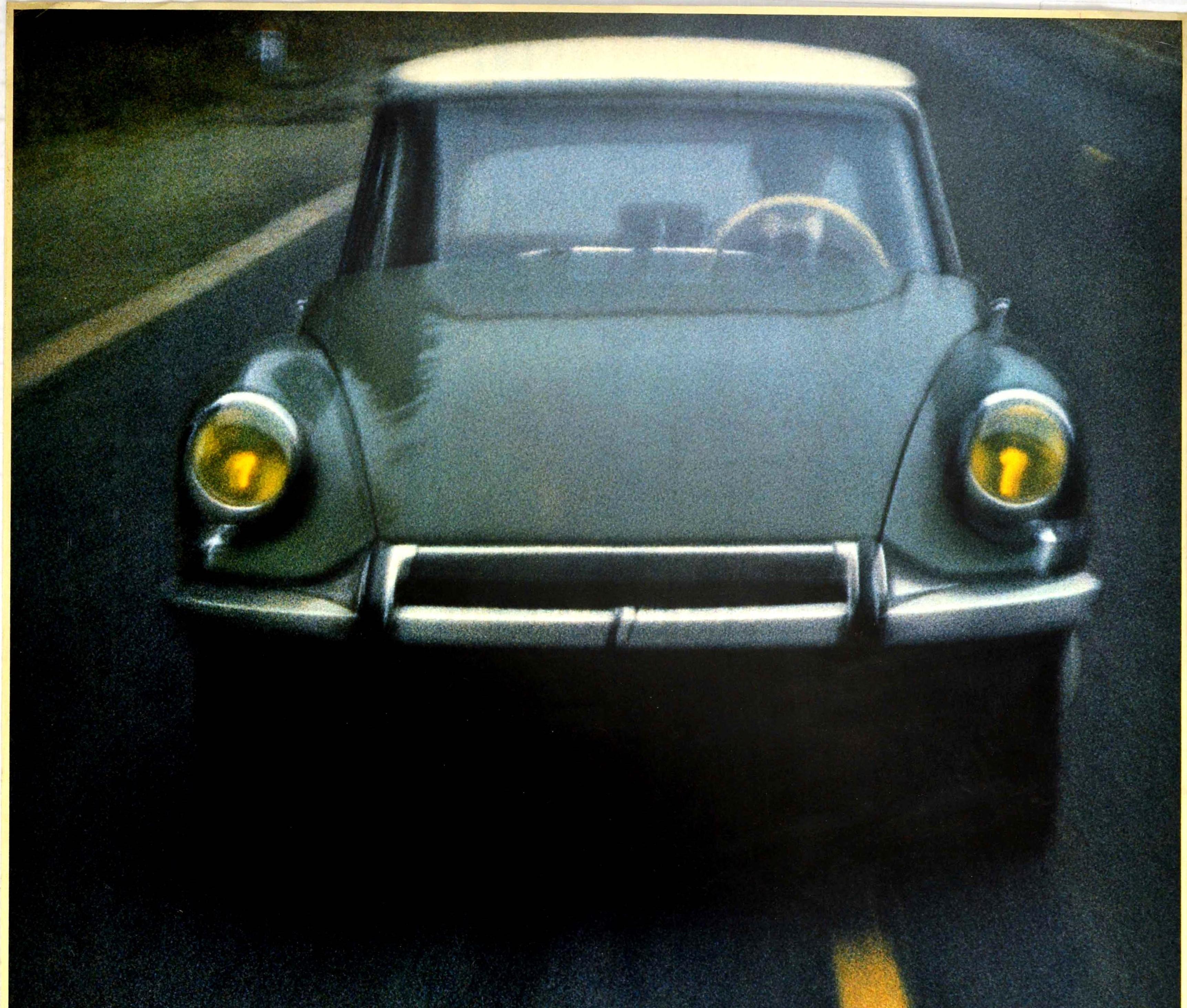 Affiche publicitaire originale émise par le constructeur automobile français Citroën (fondé en 1919) représentant une superbe photographie d'une Citroën DS vert foncé de 1960 roulant à vive allure sur une route. Le conducteur porte un costume et un