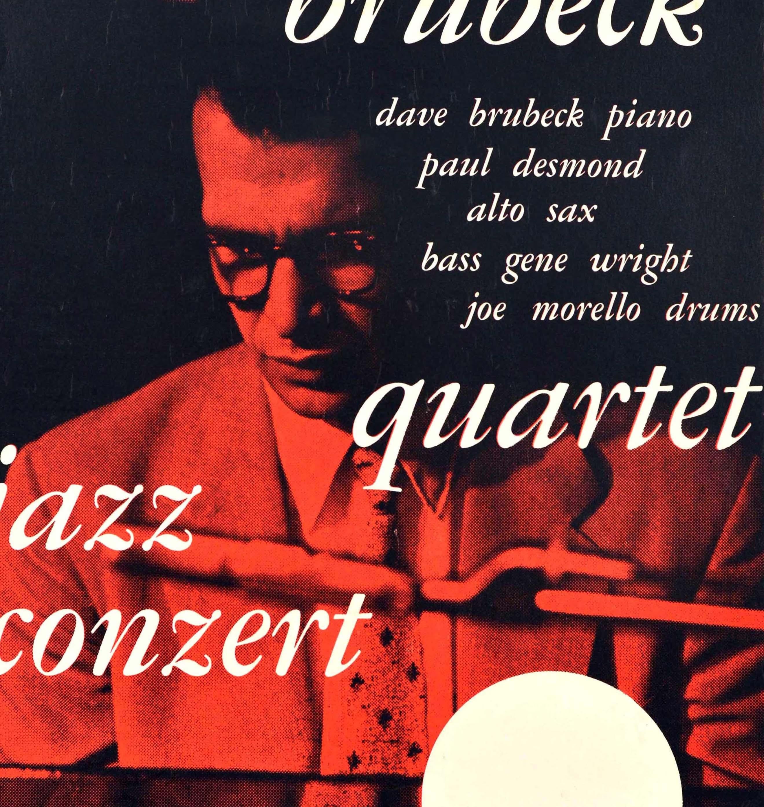 Originales Vintage-Werbeplakat für ein Konzert des amerikanischen Jazzpianisten und Komponisten Dave Brubeck (1920-2012) mit einem Foto des Klavier spielenden Musikers in Rot- und Schwarztönen und weißem Text: Dave Brubeck quartet jazz conzert Dave