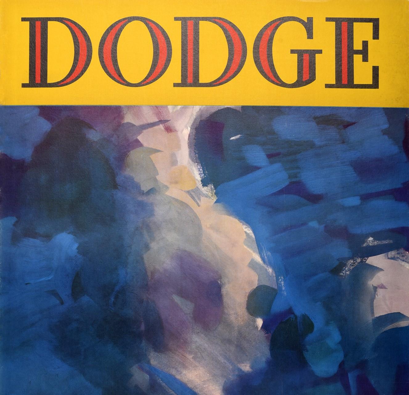 Affiche publicitaire vintage originale pour Dodge présentant un design étonnant montrant une voiture classique Art Déco brillante et élégante devant un fond bleu dramatique. Fondée en 1900, Dodge est une marque automobile américaine fabriquant des
