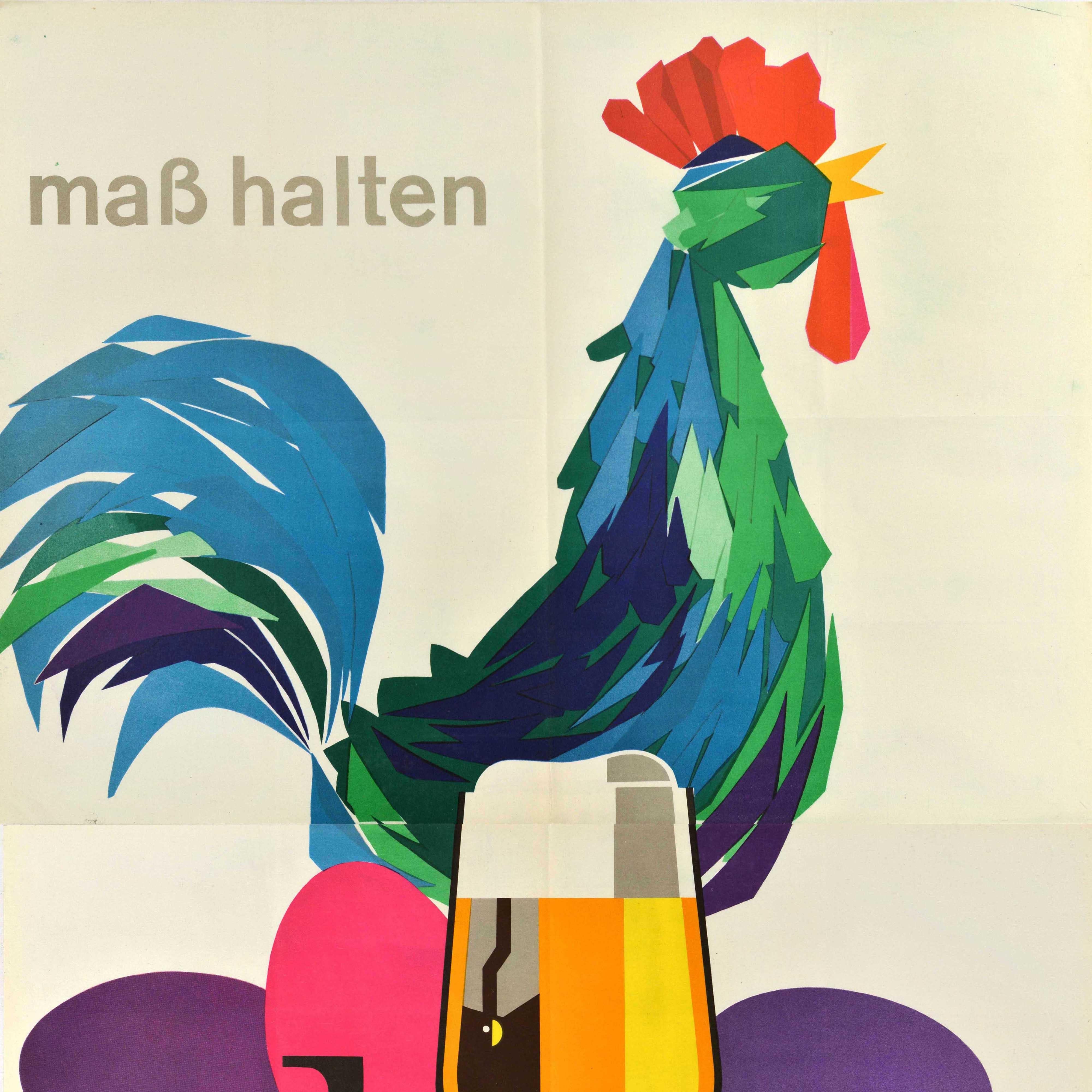 Affiche publicitaire vintage originale - Mass halten bier trinken / Drink beer moderately - présentant une illustration amusante d'un coq chantant à côté d'œufs de poule colorés avec, au premier plan, un verre de bière dans le cadre du i in bier.
