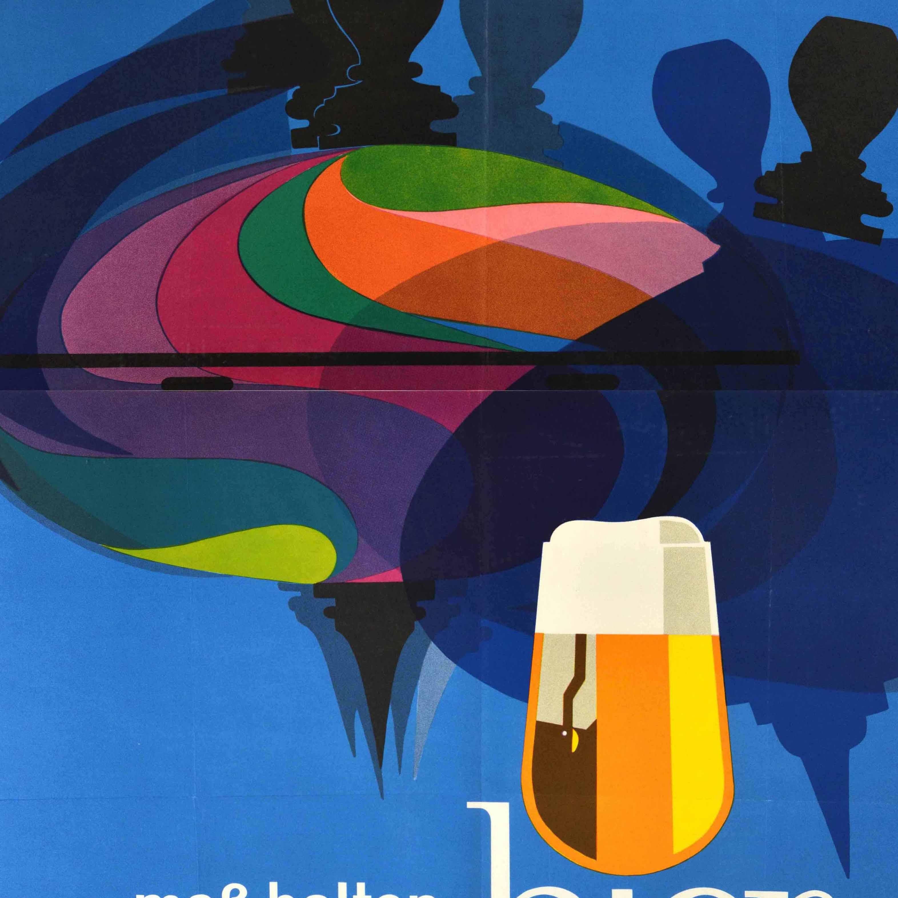 Original Vintage-Werbeplakat - Mass halten bier trinken / Drink beer moderately - mit einem tollen Design, das einen bunten Spielzeugkreisel und die Schatten auf blauem Hintergrund, den Titeltext und ein Bierglas als Teil des i in bier darunter