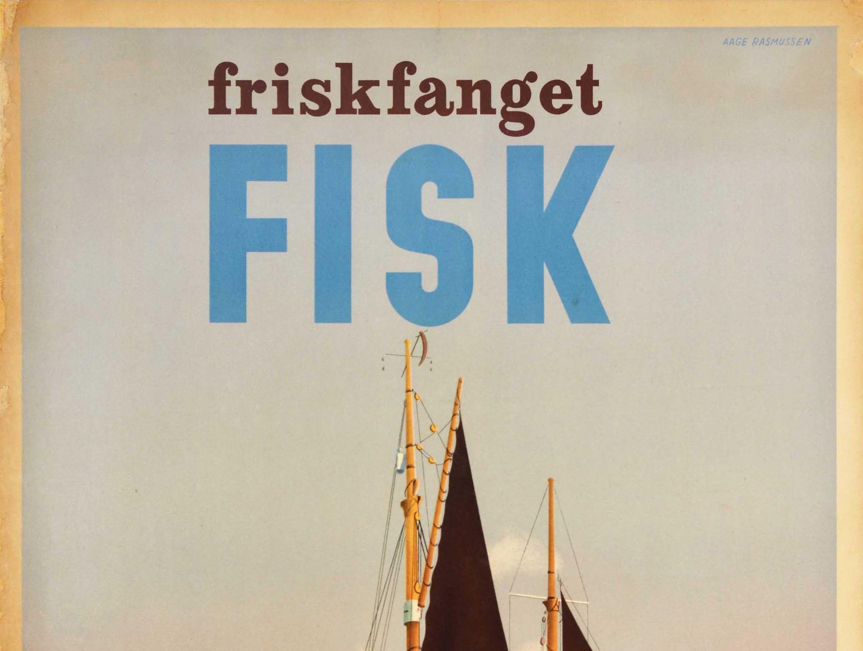 Originalplakat - Friskfanget Fisk / Frisch gefangener Fisch - mit einem Werk des dänischen Künstlers Aage Rasmussen (1913-1975), das Fischer auf ihren Booten zeigt, die zurück an Land fahren, mit dem Titeltext am Himmel darüber. Veröffentlicht von