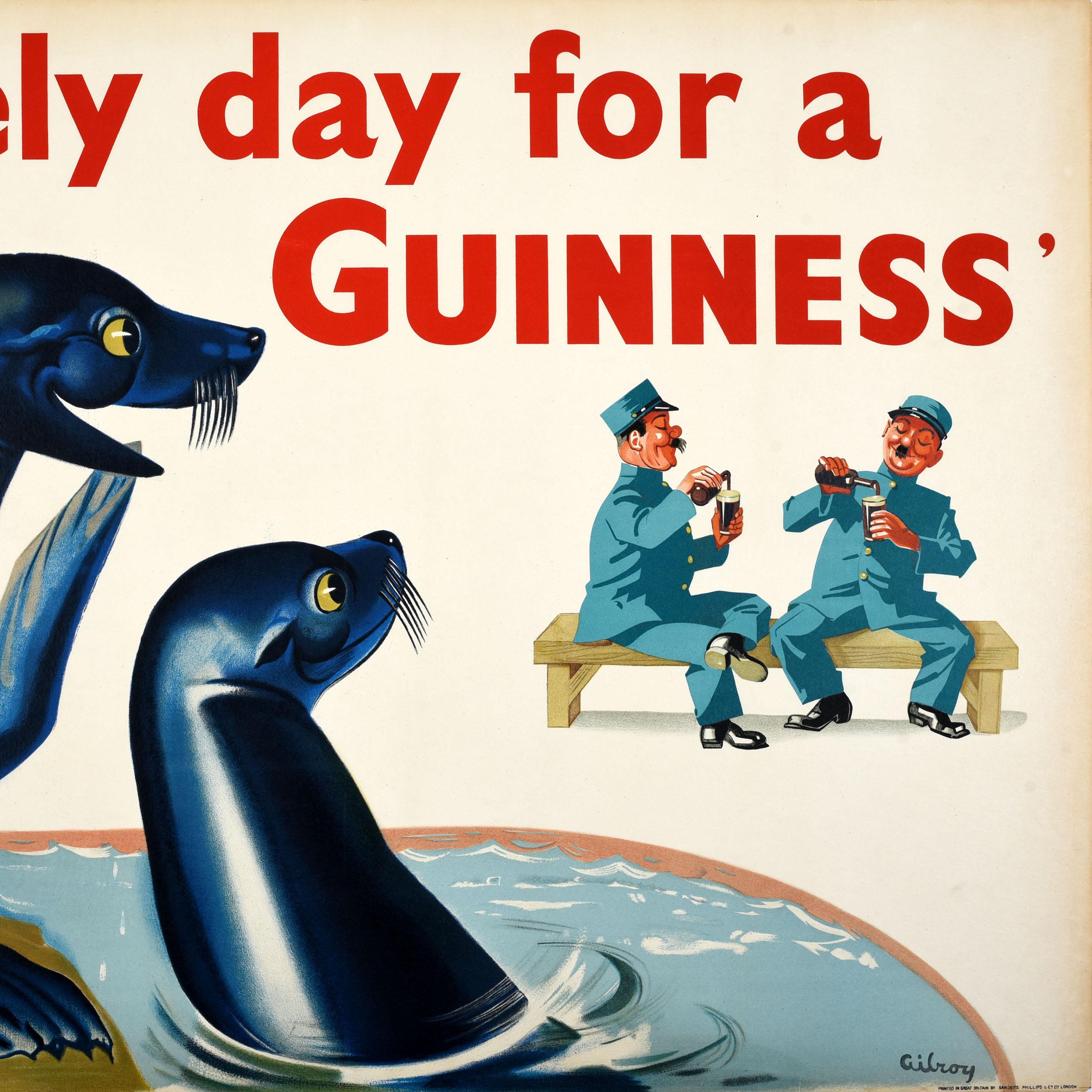 Originales Vintage-Werbeplakat für das Kultgetränk Guinness Irish Stout Bier mit dem Zitat in Rot - Lovely Day For A Guinness - über einem lustigen Bild von lächelnden Robben, die zwei Zoowärter betrachten, die auf einer Bank sitzen und während