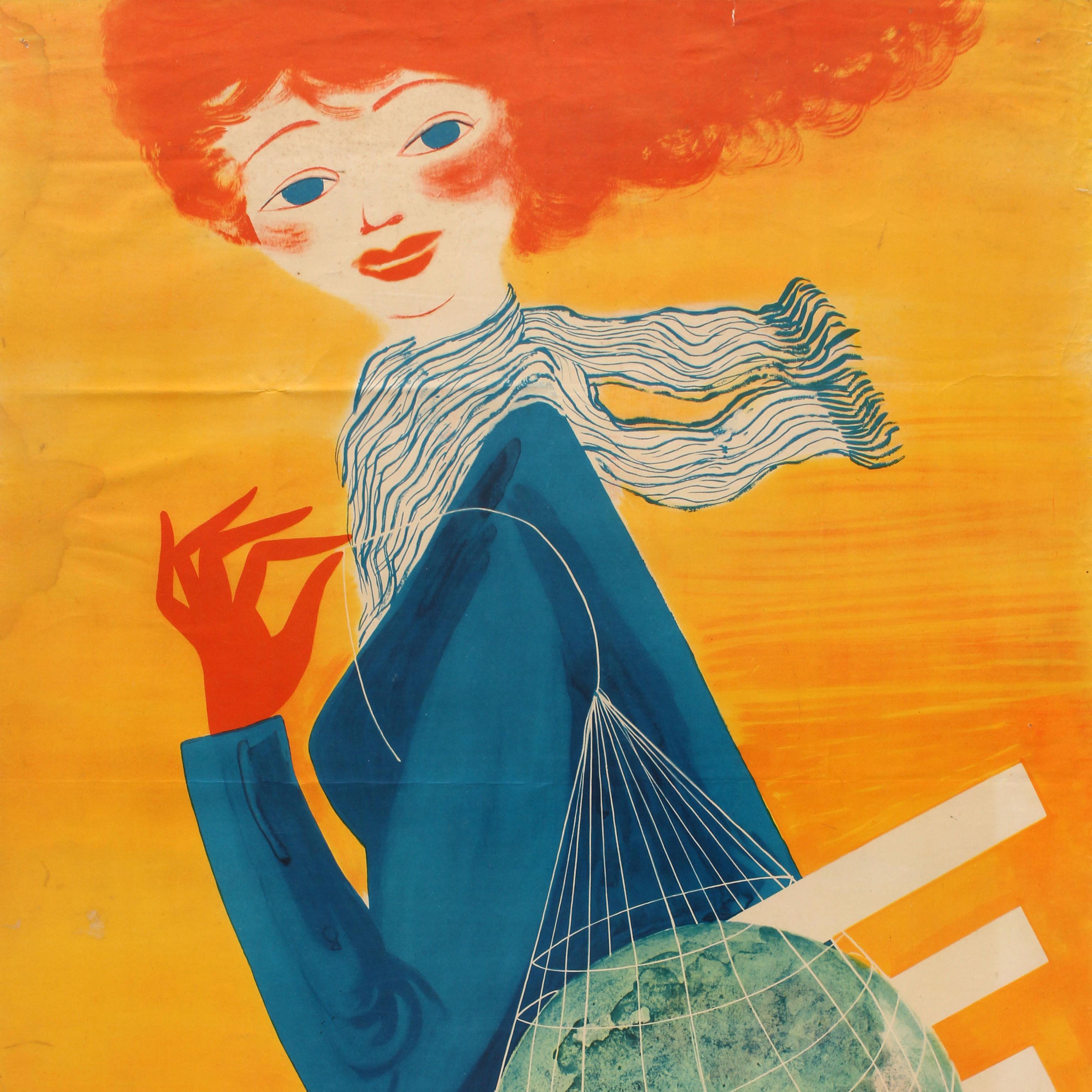 Affiche publicitaire originale pour l'agence de voyage polonaise Orbis Bureau Polonais de Voyages, représentant une dame souriante en manteau bleu et foulard rayé, portant un sac en filet avec un globe bleu du monde comme logo Orbis sur un fond