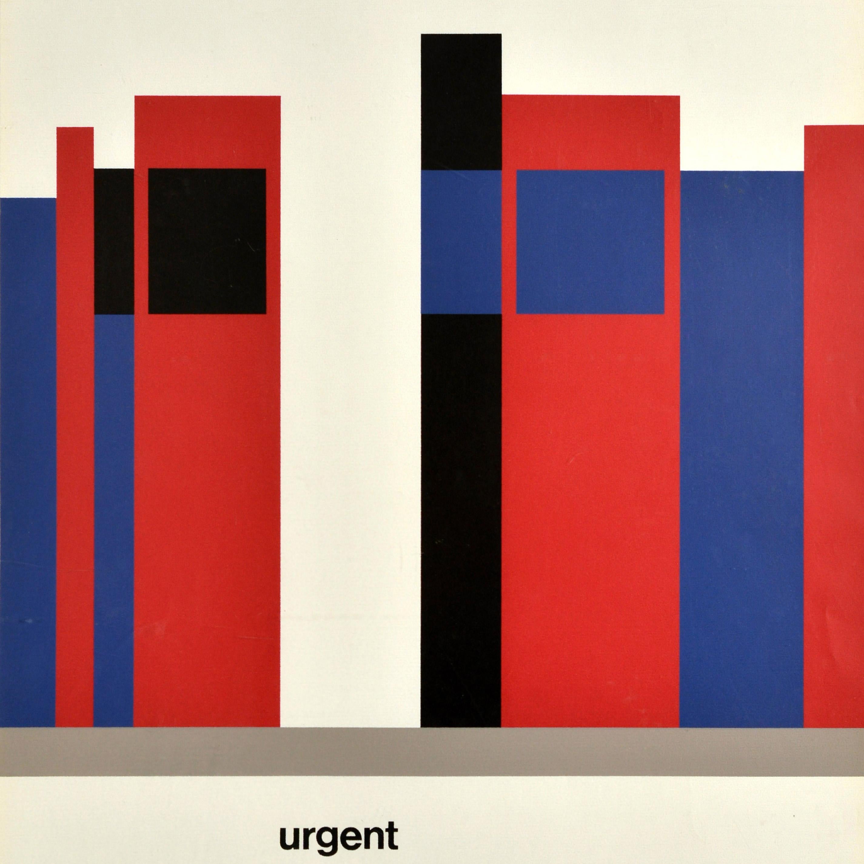 Poster pubblicitario originale d'epoca - urgente - restituisci subito quel libro scaduto in biblioteca - con un grande disegno grafico del noto artista Tom Eckersley (1914-1997) che raffigura forme rosse, blu e nere come libri ed etichette del