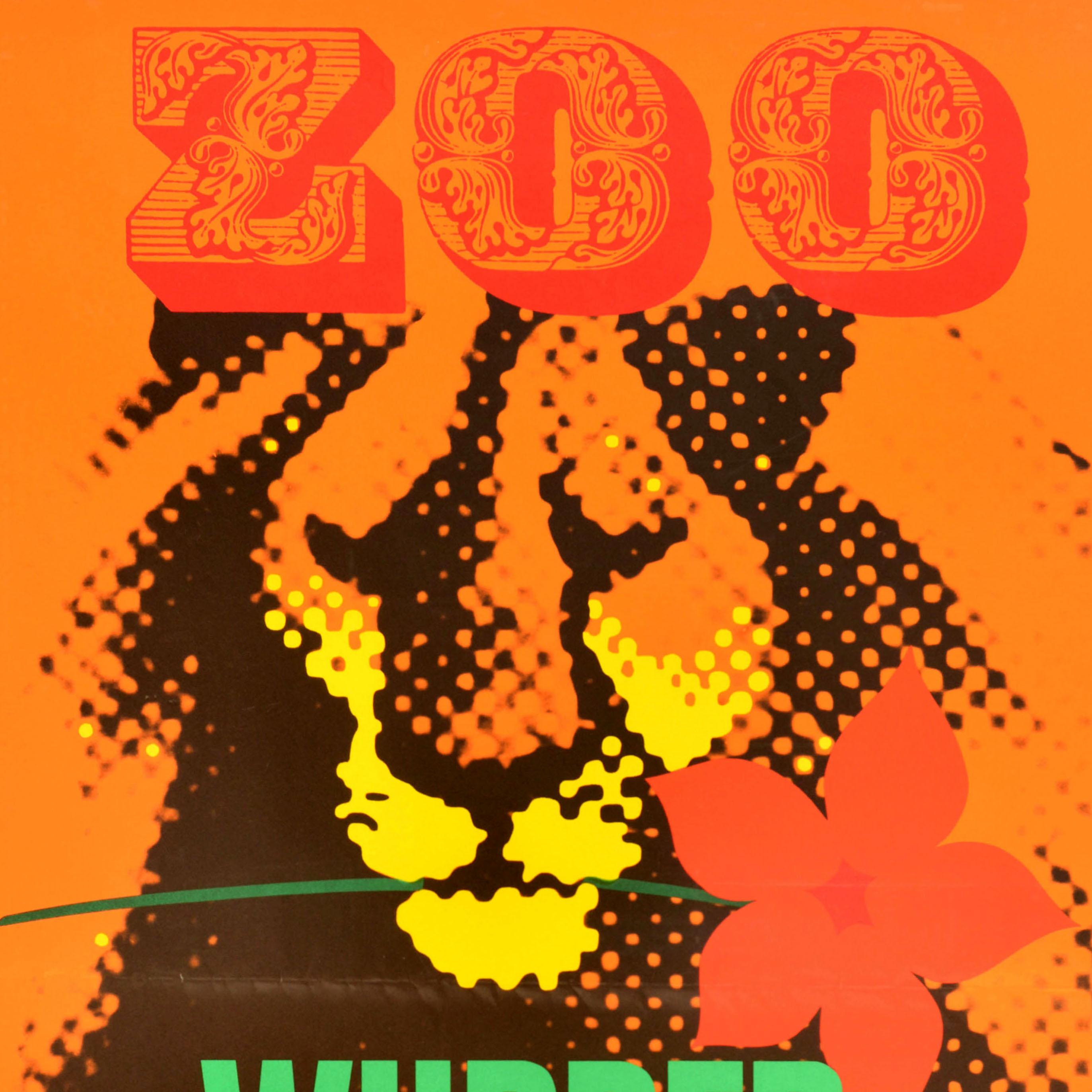 Original Vintage-Werbeplakat für den Wuppertaler Zoo mit einem farbenfrohen Motiv, das einen Löwen mit einer Blume im Maul vor einem orangefarbenen Hintergrund zeigt, darüber und darunter der Titeltext in fetten Zierbuchstaben. Der 1879 als