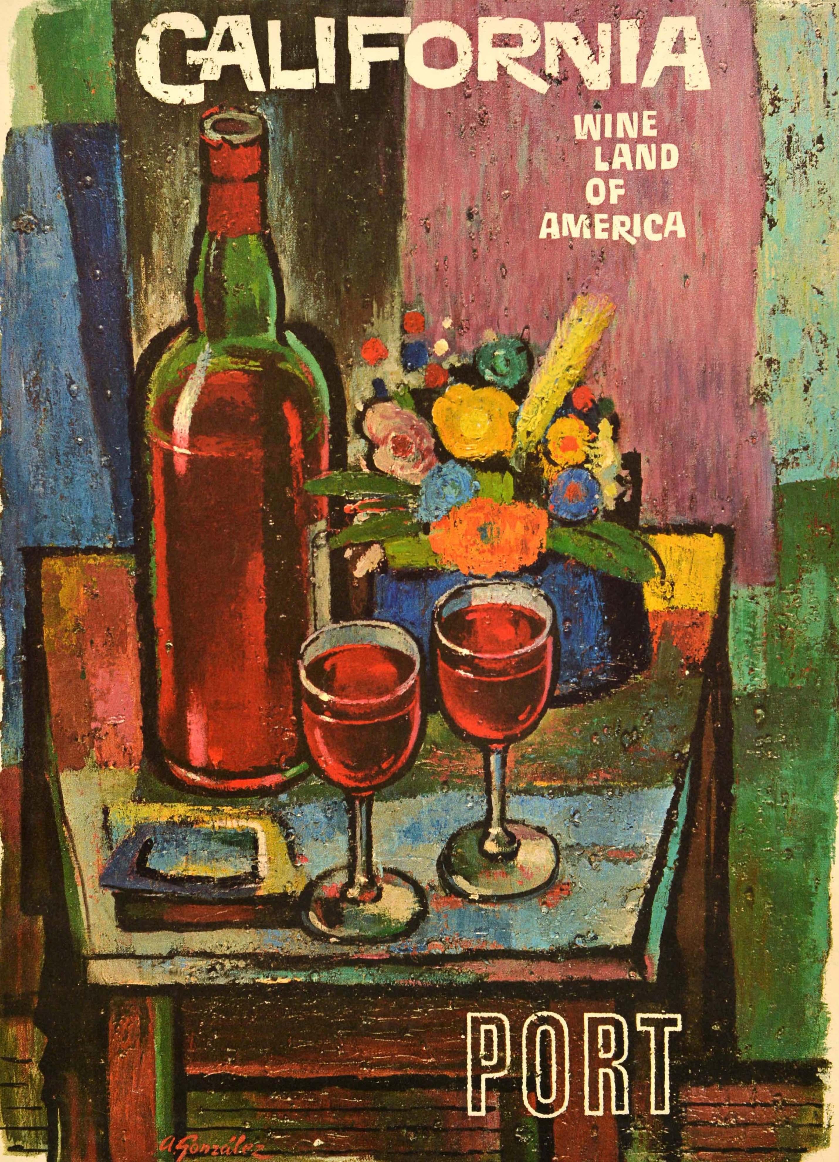 Poster pubblicitario d'epoca per bevande - California Port Wine Land Of America - con un'opera colorata di Amado Gonzalez (1913-2007) che raffigura una bottiglia e due bicchieri da vino su un tavolo accanto a un bouquet di fiori su uno sfondo blu,
