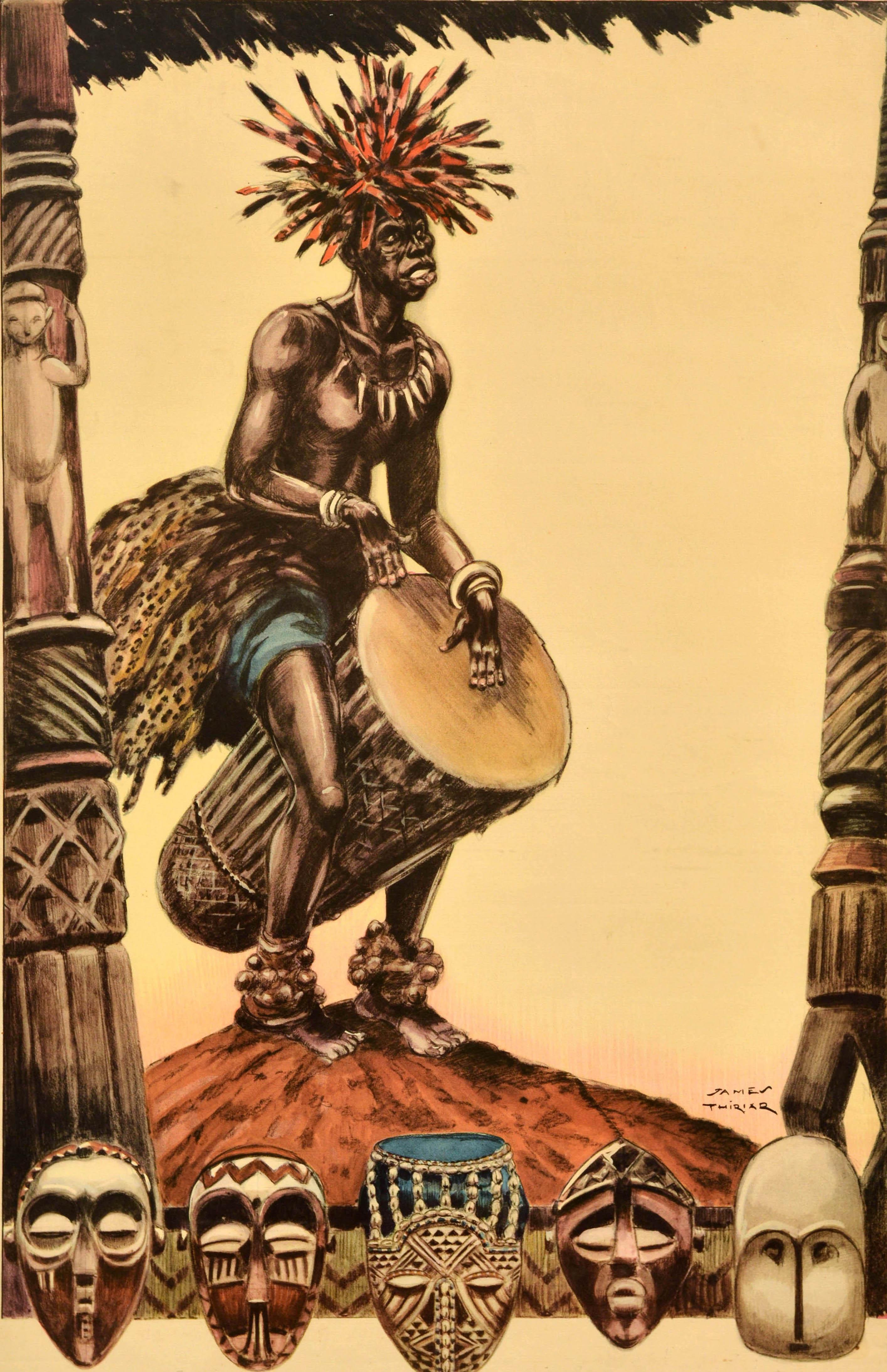 Original-Afrika-Reiseplakat im Vintage-Stil mit einer Illustration des belgischen Künstlers James Thiriar (1889-1965), die einen Mann mit Federkopfschmuck und Kleidung aus Leopardenfell, einer Zahnkette und Armbändern zeigt, der auf einer Trommel
