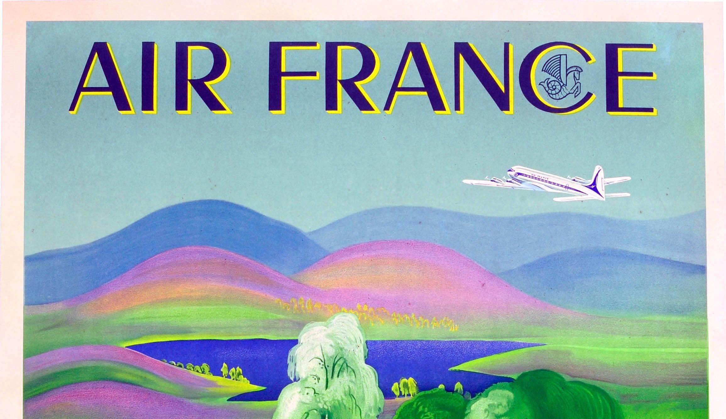 Original vintage travel poster for Air France - Grande Bretagne / Great Britain featuring an Air France plane flying over a cottage nestled in the trees by a lake in the English countryside with green fields where sheep are grazing and hills on the