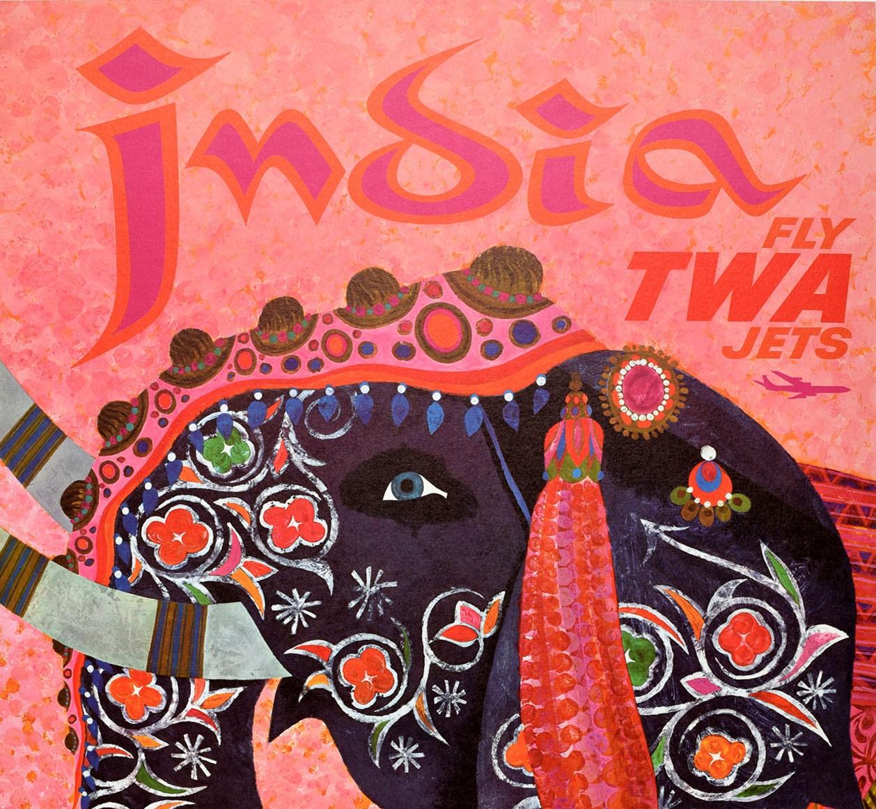 Affiche de voyage vintage originale pour l'Inde Fly TWA Jets Up Up and Away présentant un dessin coloré de l'artiste américain David Klein (1918-2005) représentant un éléphant indien décoratif aux yeux souriants devant un fond rose ombré, une image