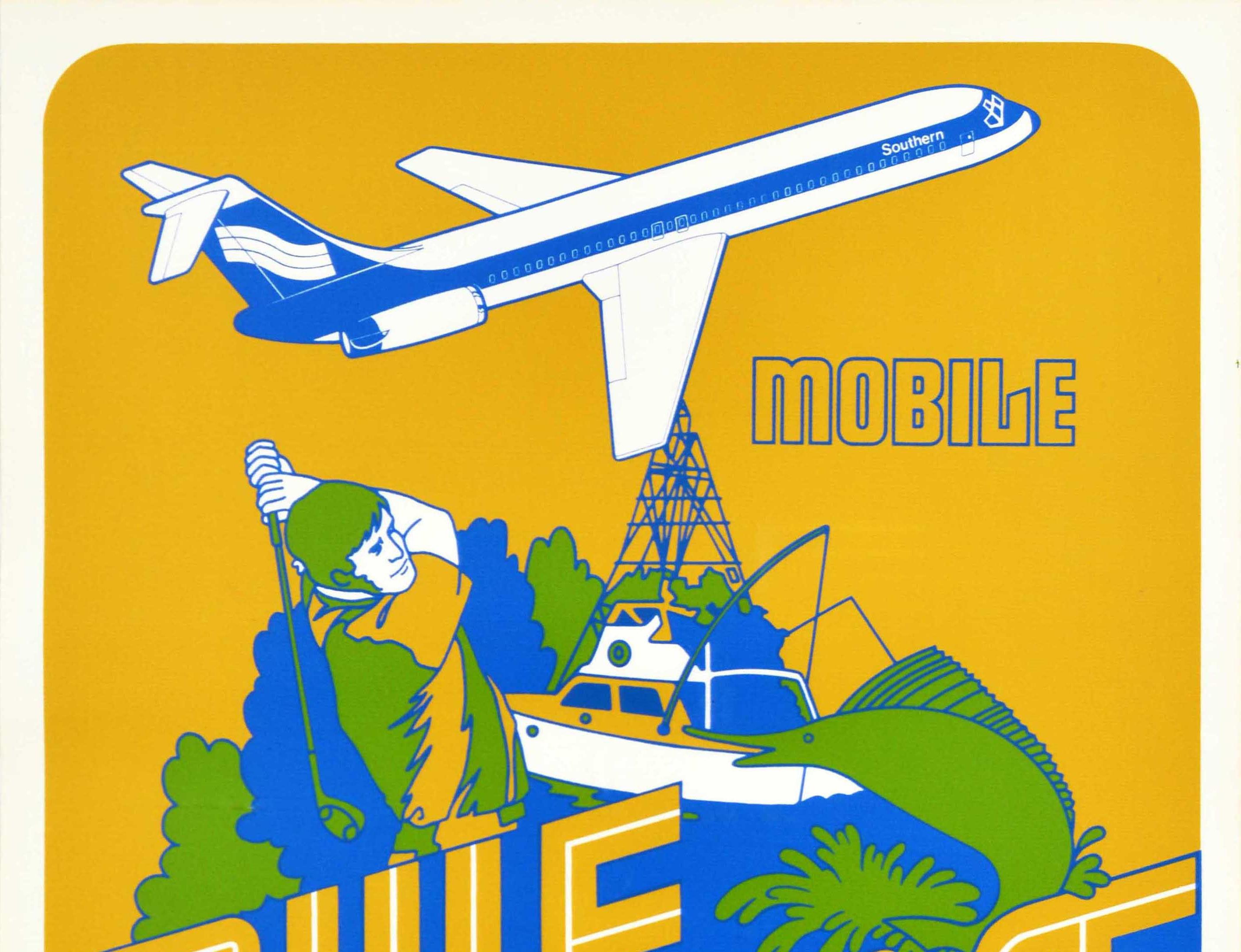 Affiche de voyage originale pour Mobile Gulf Coast Southern Airways (1944-1979) présentant un dessin diagonal coloré représentant un homme jouant au golf devant des arbres avec un poisson et un bateau sur le côté, un avion de Southern volant dans le