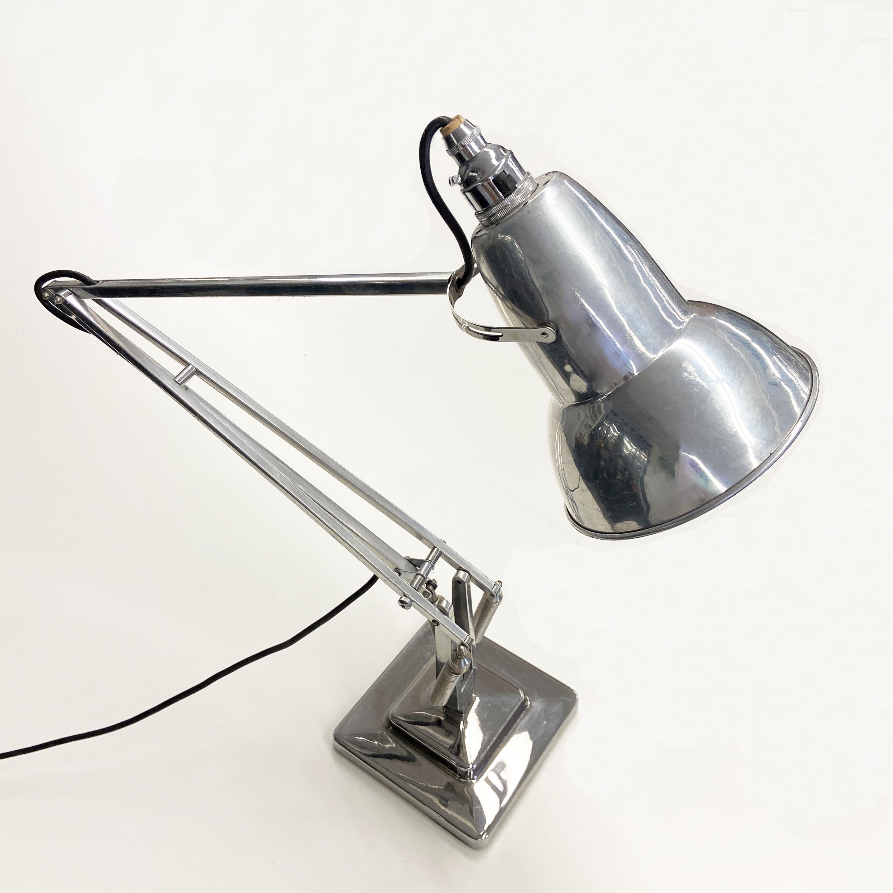 Cette lampe de bureau est un véritable classique du design. Il s'agit d'une lampe en aluminium Vintage 