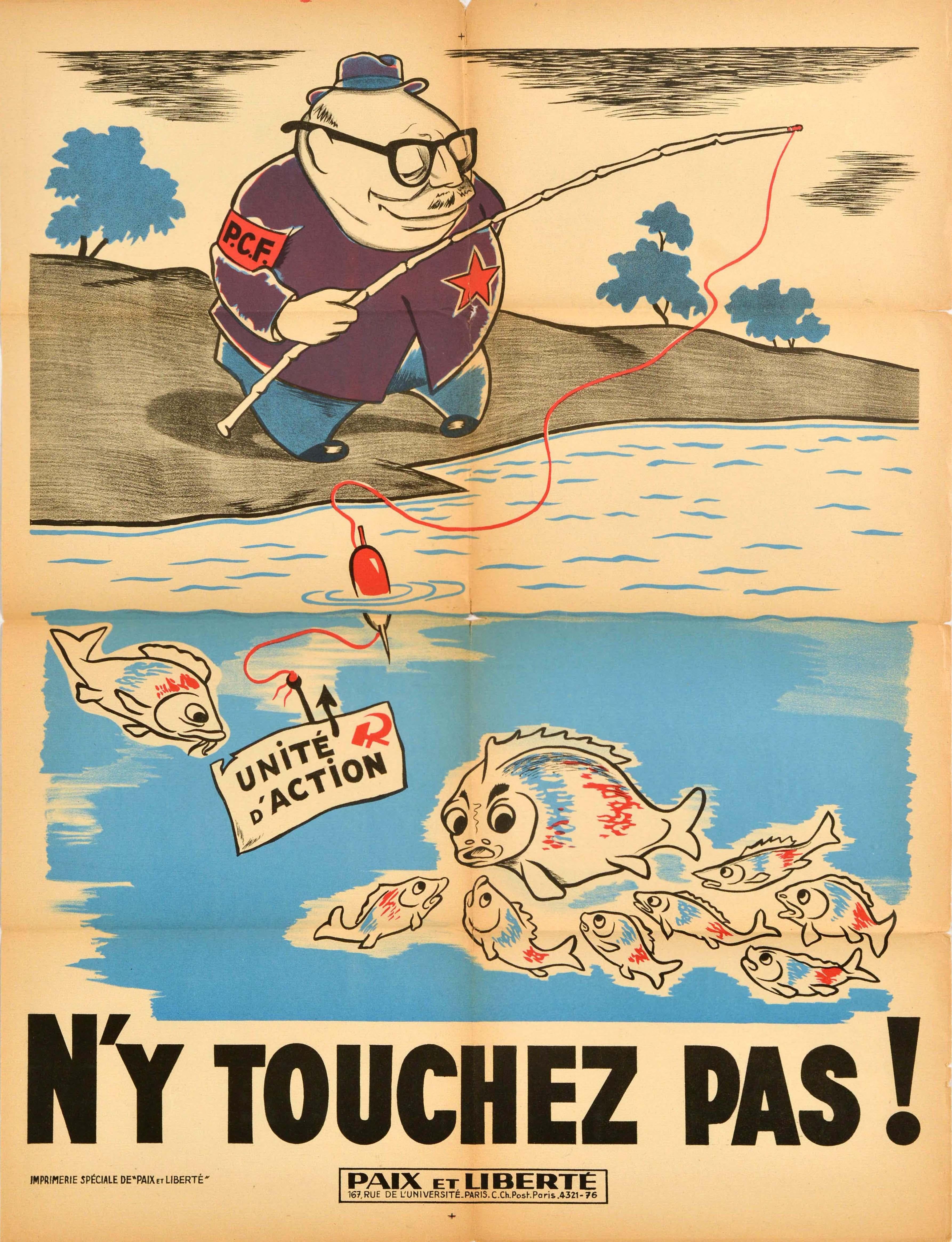 Poster di propaganda anticomunista originale d'epoca emesso dal partito politico francese Paix et Liberté (1951-1956), caratterizzato da un'illustrazione satirica in stile cartone animato con il testo in grassetto - Giù le mani! / Ný Touchez Pas! -