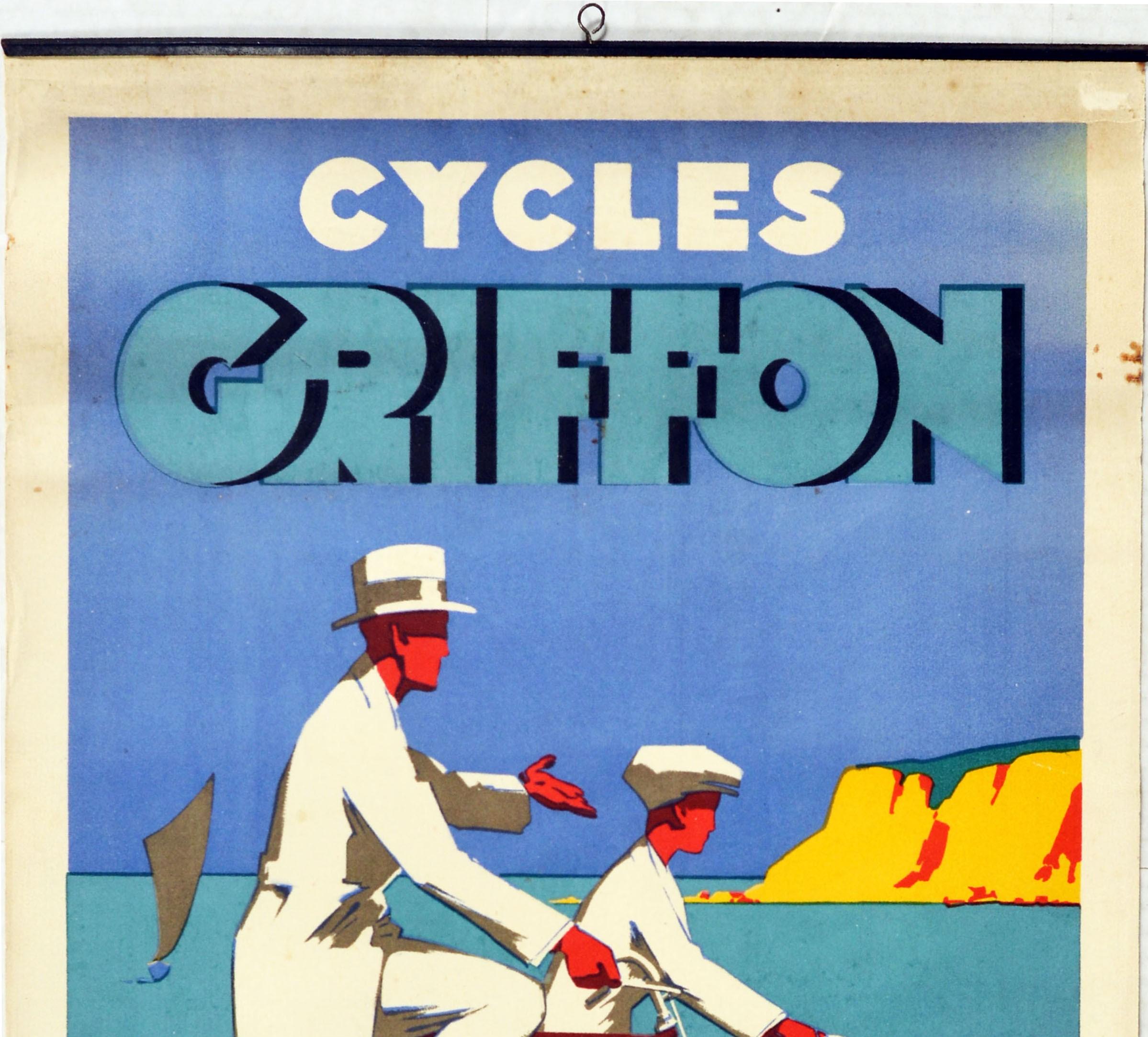 Affiche publicitaire originale pour les Cycles Griffon, avec un superbe design Art Déco représentant un homme en pantalon blanc et chapeau et un garçon en short blanc et casquette faisant du vélo sur leurs superbes vélos le long de la côte, la mer
