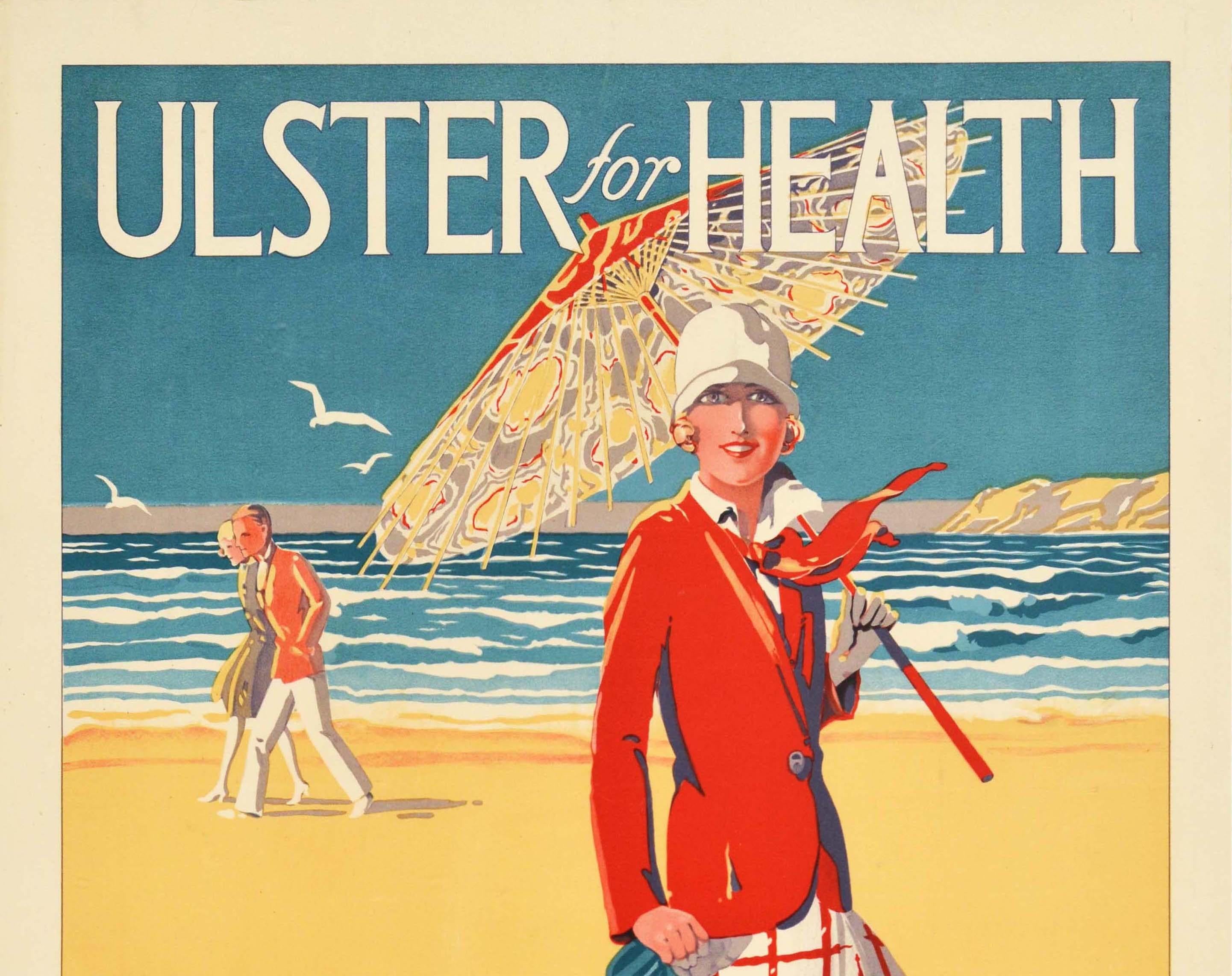 Affiche de voyage vintage originale - Ulster for health - représentant une jeune femme habillée à la mode tenant un parasol et souriant au spectateur alors qu'elle marche sur une plage de sable avec un petit chien devant un couple marchant près de