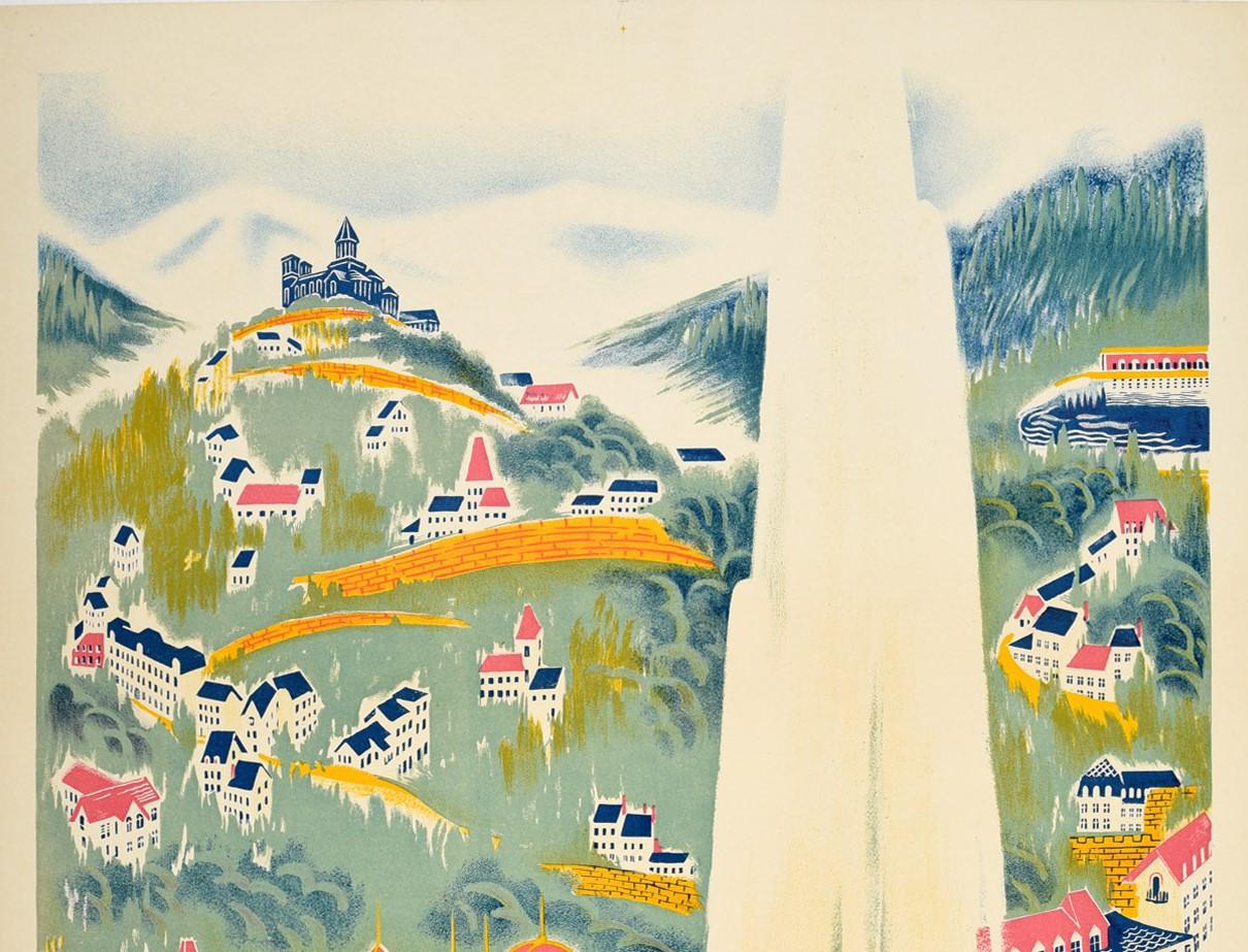 Original-Reiseplakat für Saint-Nectaire mit einer farbenfrohen Art-Déco-Illustration von Roger de Valerio (1886-1951), die zwei Damen in modischen roten und blauen Kleidern zeigt, die von einem Hügel aus auf die Alpen blicken, mit einem Brunnen im