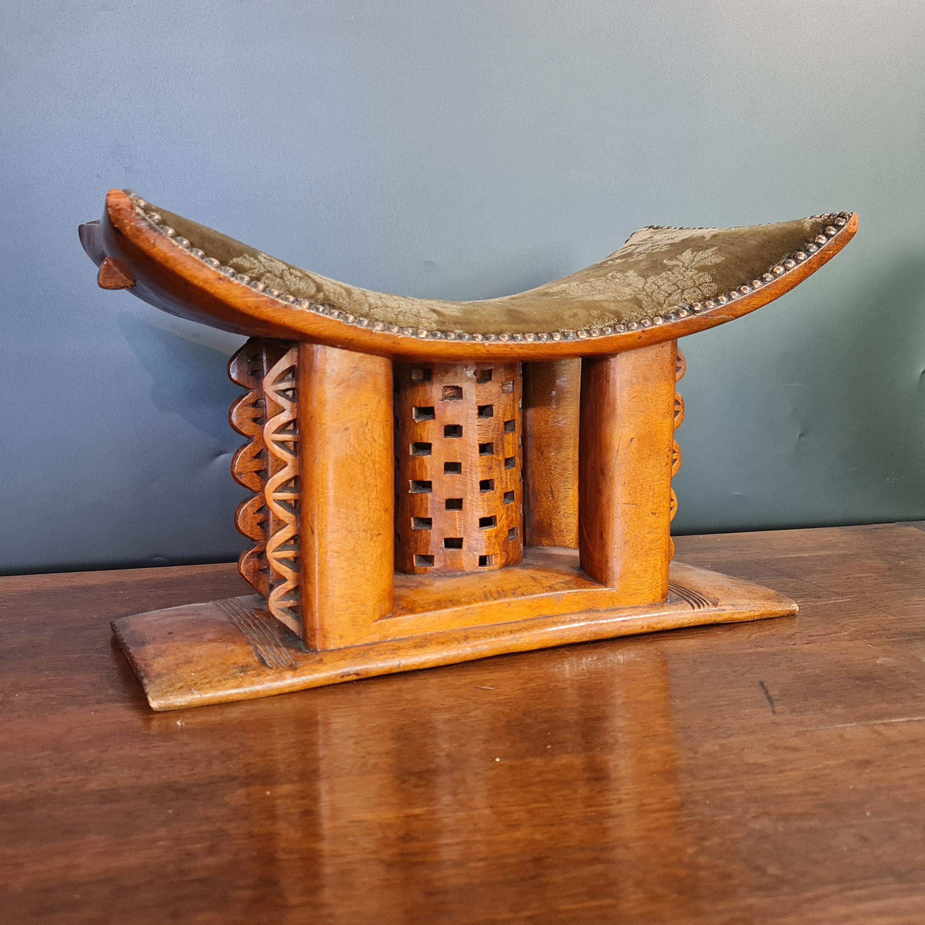 Original vintage Ashanti African stool  1920's In Good Condition For Sale In Tunbridge Wells, GB
