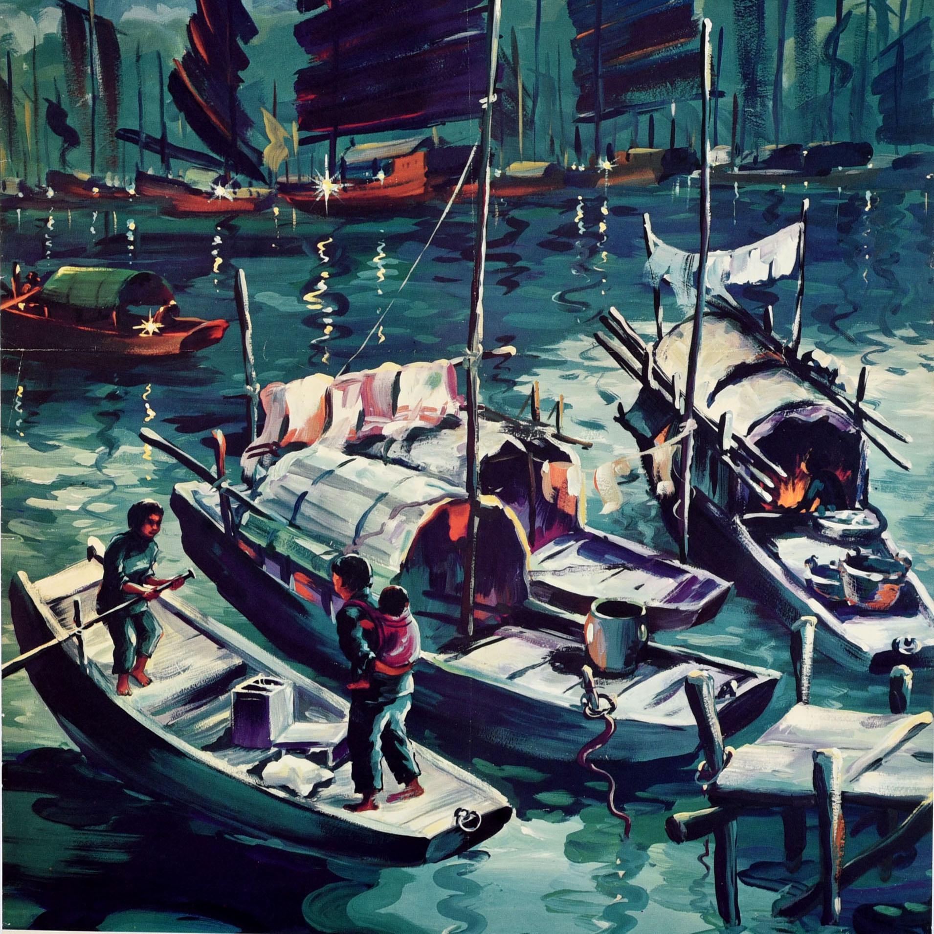 Original-Asien-Reiseplakat, herausgegeben von der Hong Kong Tourist Association - Visit Hong Kong - mit einer nächtlichen Szene von Menschen auf Sampans und traditionellen Dschunken in einem Hafen, über dem die Sterne durch die dunklen Wolken