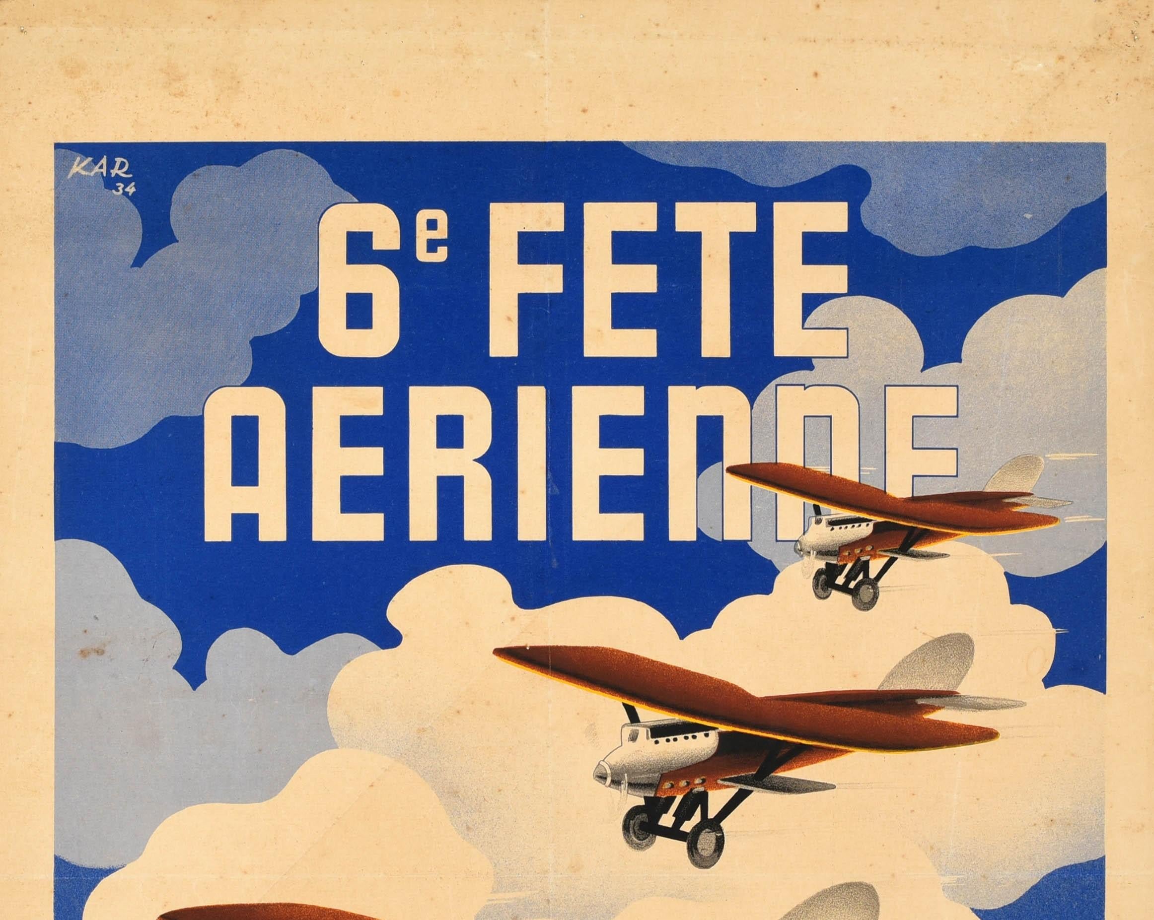 Affiche originale de sport aérien vintage annonçant la 6e Fete Aerienne / 6th Air Festival à Vincennes Paris les 20-21 mai 1934. Superbe design représentant trois avions à hélices volant en formation devant un fond de ciel nuageux, le texte en gras