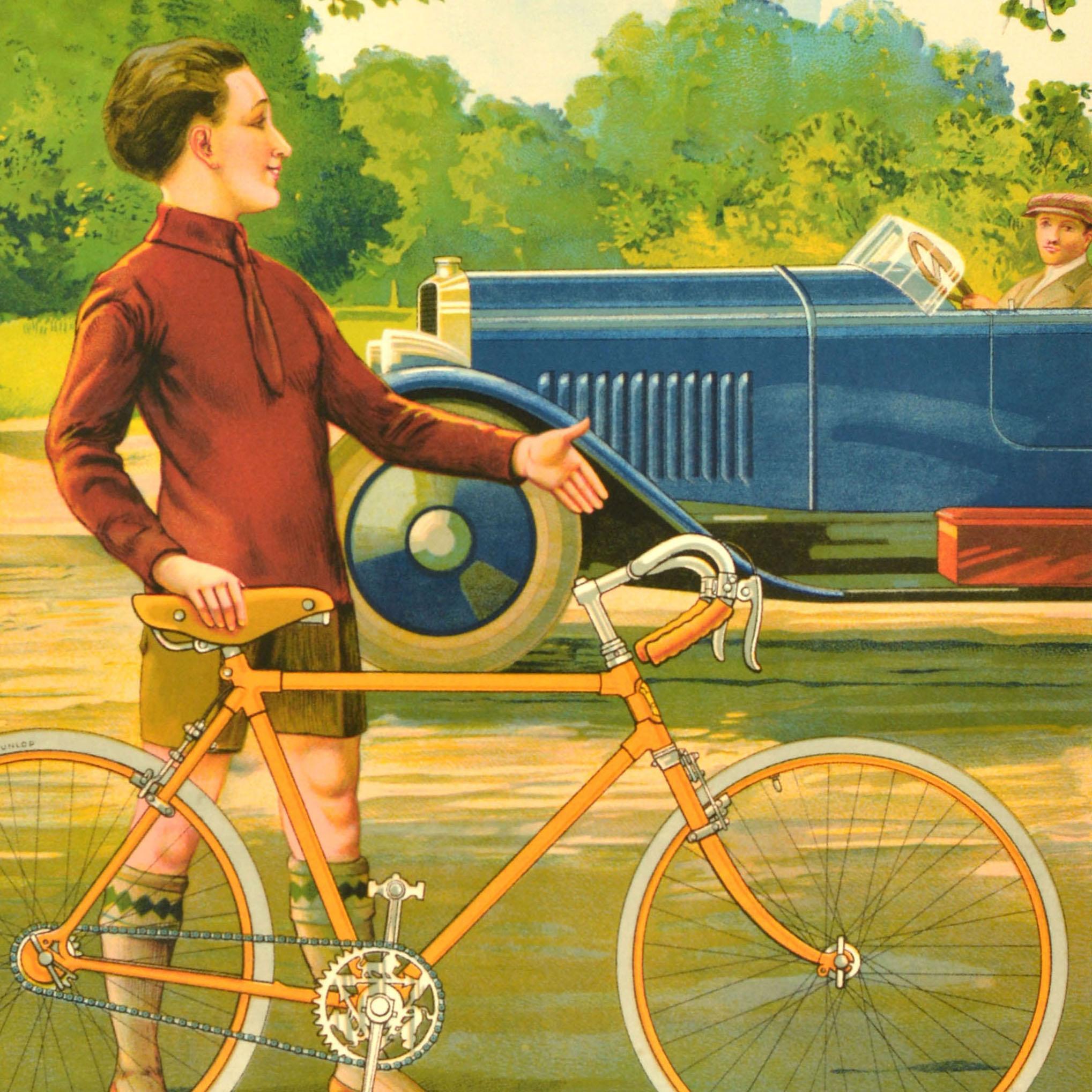 Poster pubblicitario originale d'epoca per le biciclette Peugeot con una scena di campagna che ritrae un ragazzo che mostra la sua nuova e lucente bicicletta Peugeot con pneumatici Dunlop a un uomo a bordo di un'auto Peugeot blu che guida tra gli
