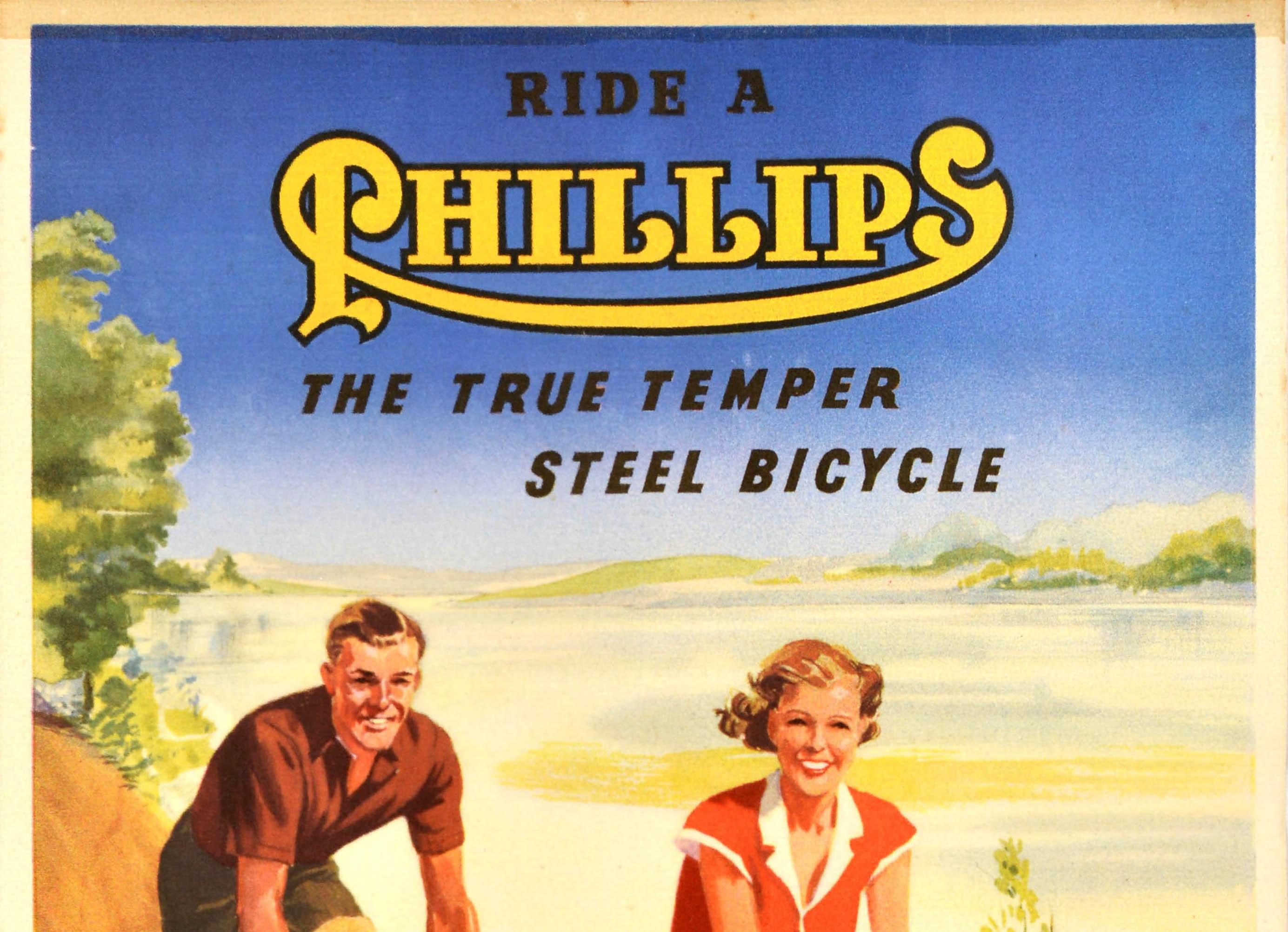 Original Vintage Fahrrad-Werbeplakat - Ride a Phillips The true temper steel bicycle - mit einer Illustration eines lächelnden Paares, das mit hoher Geschwindigkeit an einem See entlang bergab fährt, mit Bäumen und Hügeln in der Ferne, der Dame auf