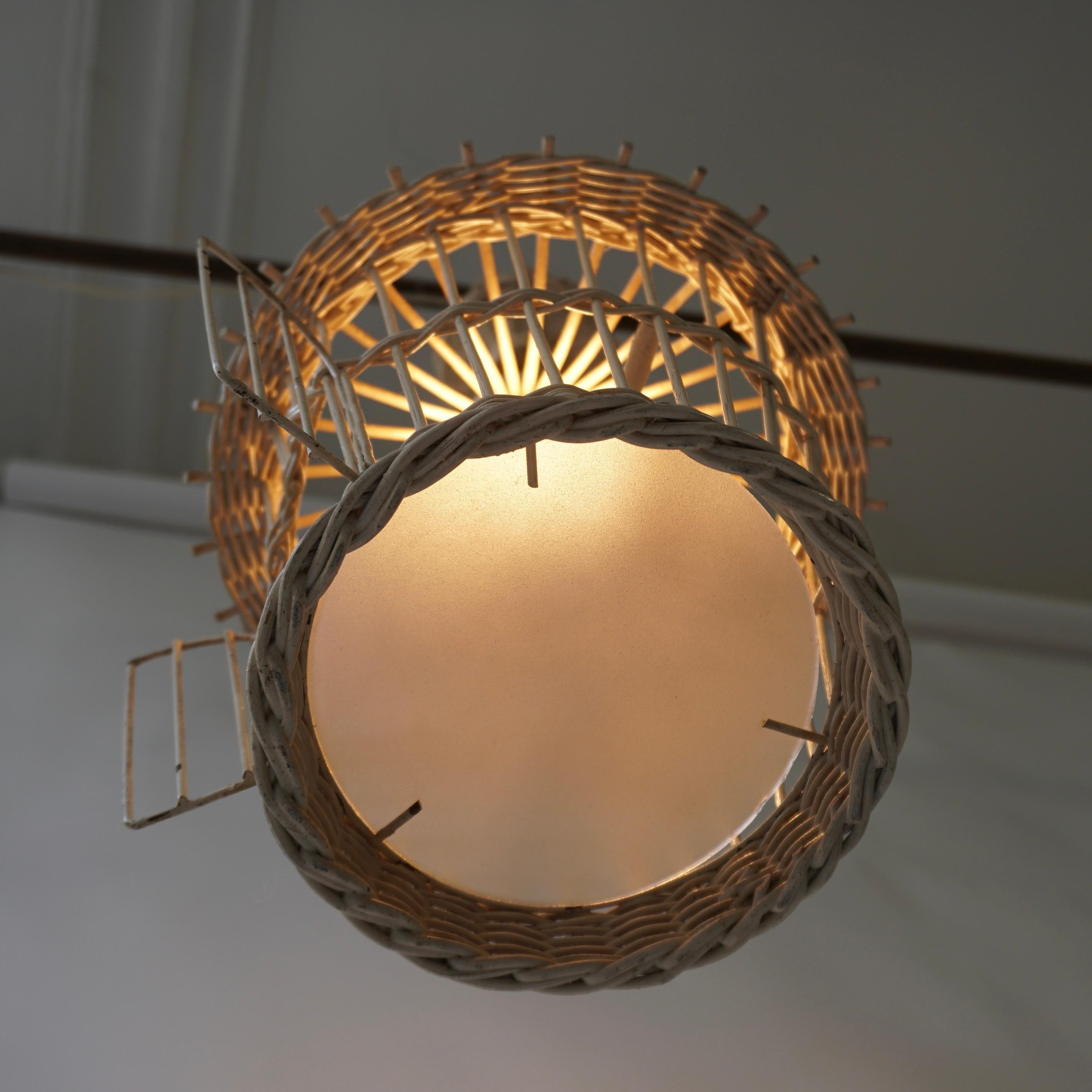 Lampe pendante vintage originale en rotin blanc avec cage à oiseaux en vente 4
