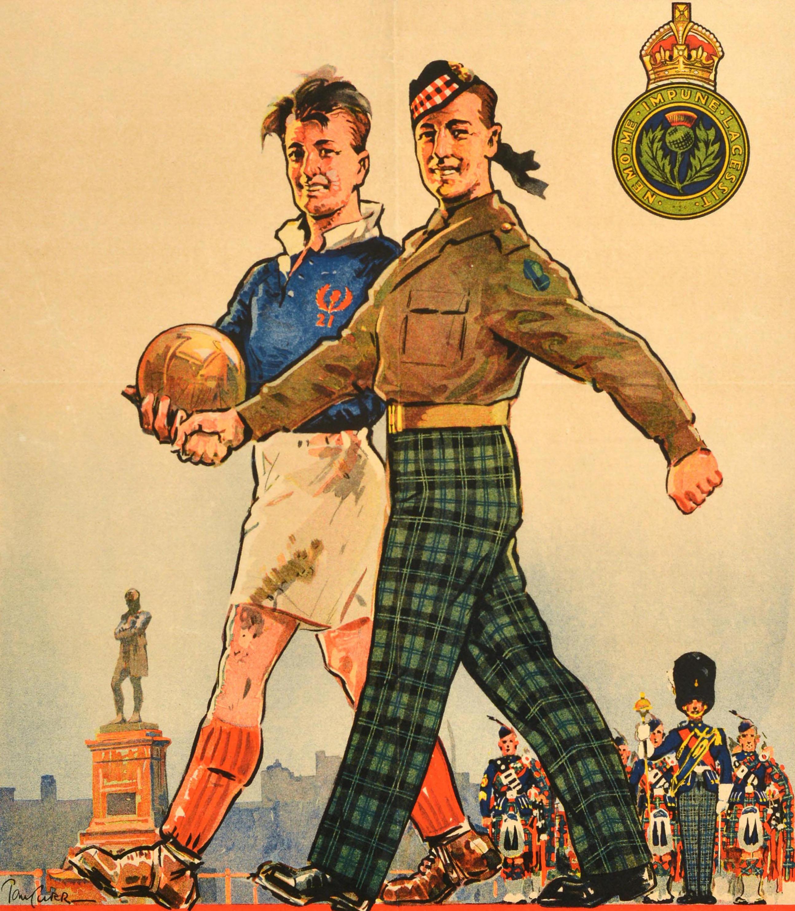 Original-Rekrutierungsplakat der britischen Armee - Join the Royal Scots Fusiliers - mit einem Kunstwerk von Tom Curr (1887-1958), das zwei nebeneinander marschierende und den Betrachter anlächelnde Männer zeigt, von denen einer eine Soldatenuniform