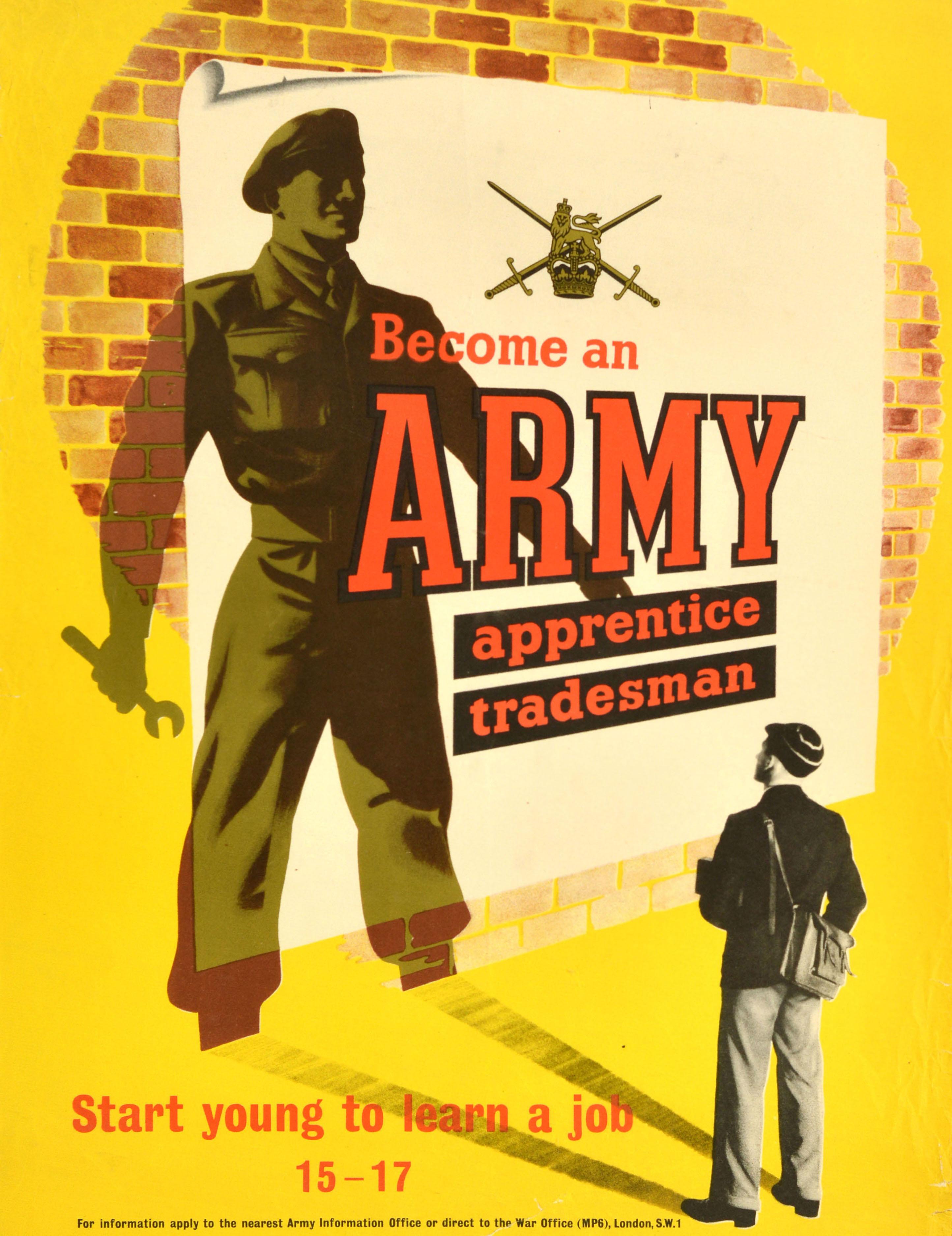 Original Vintage British Army Rekrutierungsplakat mit einem großartigen Design, das einen Jungen in Schuluniform und Mütze mit einem Schulranzen über der Schulter zeigt, der zu einem großen Plakat an einer Backsteinmauer mit gekreuzten Schwertern,