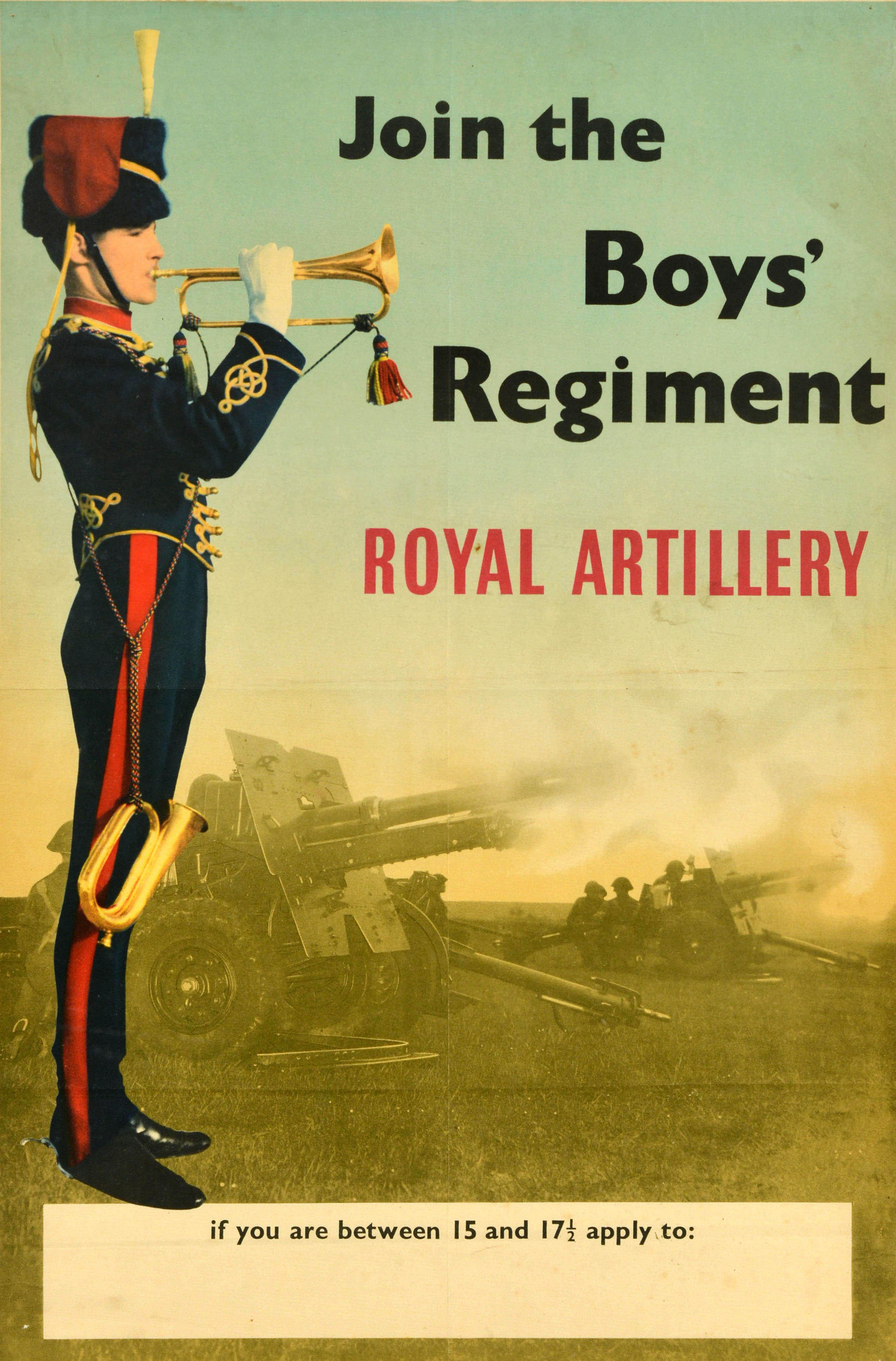 Original Vintage British Army Rekrutierung Plakat - Join the Boys 'Regiment Royal Artillery - mit einem großen Design zeigt eine RA Band Mitglied in zeremoniellen Uniform spielen ein Horn mit einem Blick auf Soldaten bemannen Flugabwehrkanonen in
