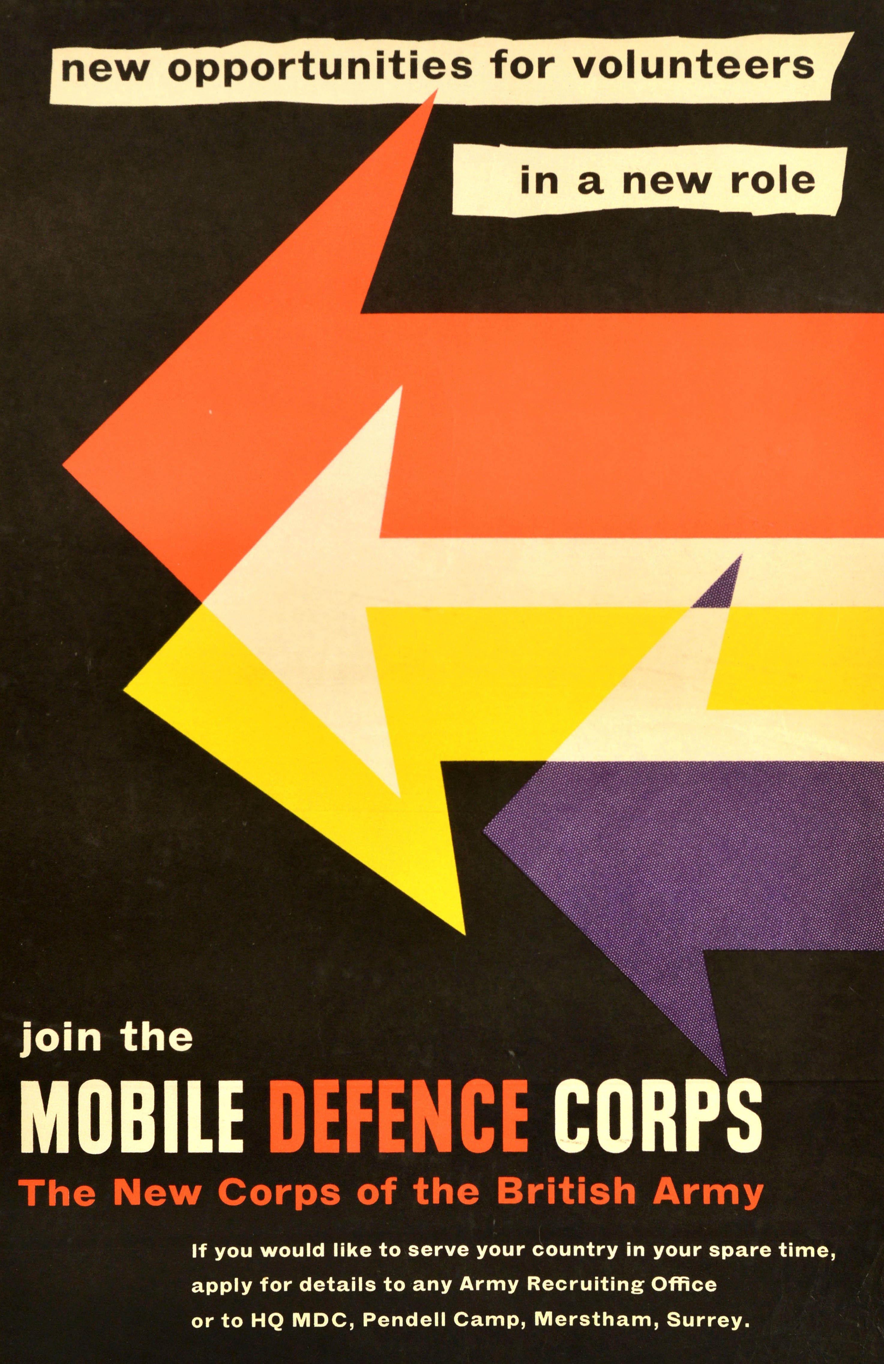 Poster originale d'epoca per il reclutamento dell'esercito britannico - Unisciti al Mobil Defence Corps Il nuovo corpo dell'esercito britannico - Nuove opportunità per i volontari in un nuovo ruolo - Il design presenta frecce rosse, gialle e viola