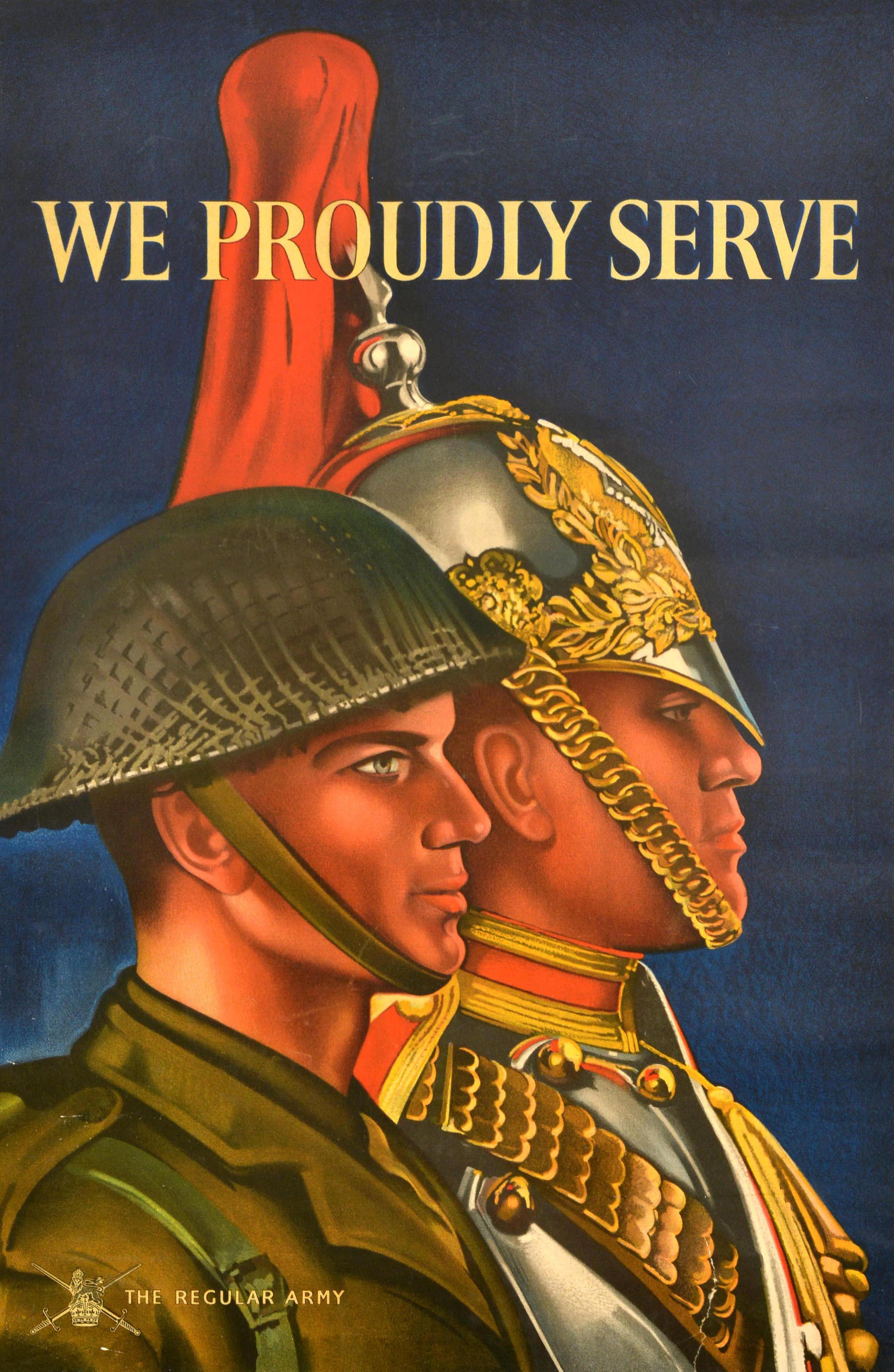 Poster d'epoca originale per il reclutamento militare britannico - We Proudly Serve / The Regular Army - con l'illustrazione di un soldato in uniforme verde ed elmetto con rete mimetica, in piedi accanto a una Guardia Reale che indossa l'uniforme e