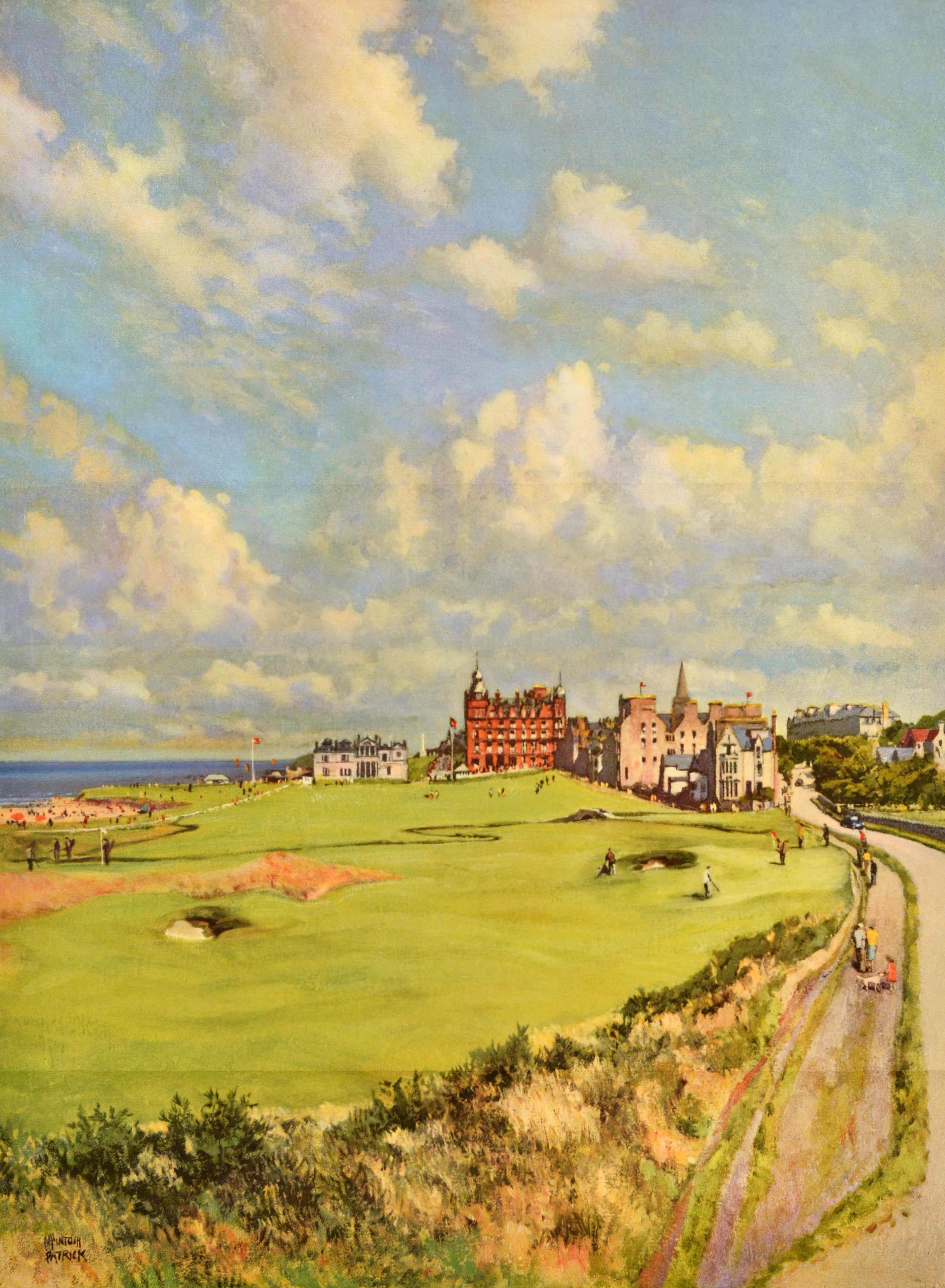 Affiche originale d'époque des chemins de fer britanniques pour St Andrews avec une image colorée de James McIntosh Patrick (1907-1998) représentant des joueurs sur le parcours de golf historique de St Andrews en Écosse, des gens profitant de la