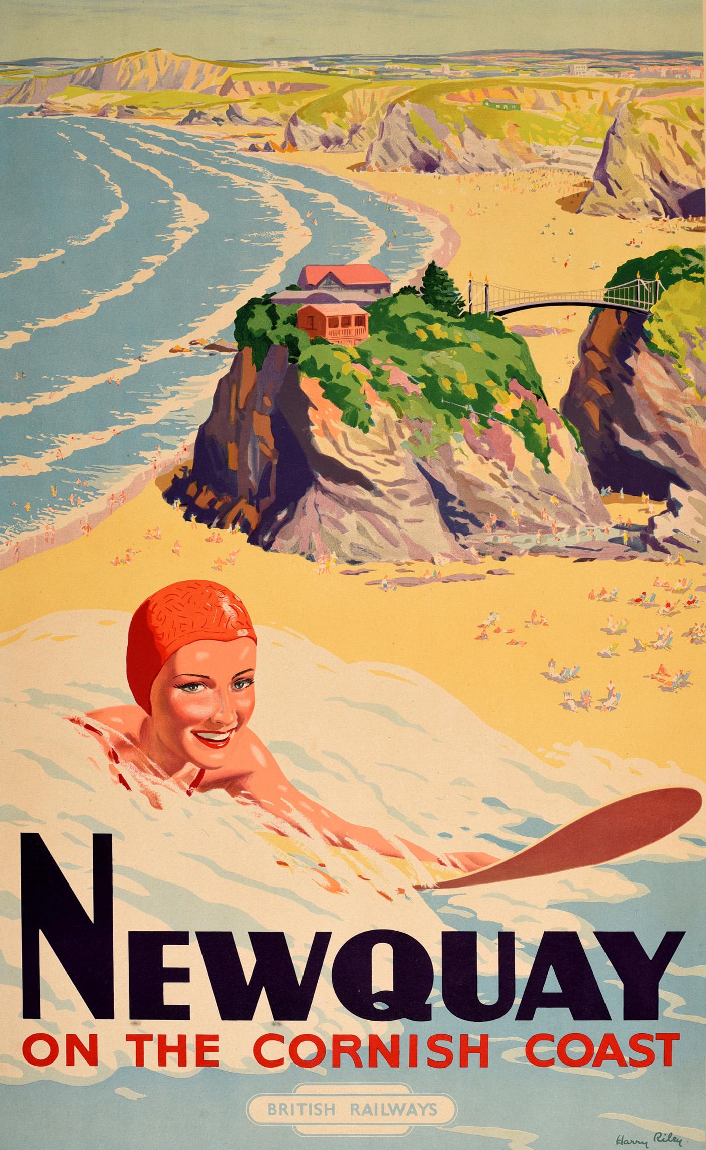 Poster pubblicitario d'epoca delle British Railways per Newquay, sulla Cornish Coast, con una fantastica immagine di una surfista sorridente che indossa una cuffia rossa e cavalca un'onda in primo piano, mentre sulla spiaggia sabbiosa sottostante le