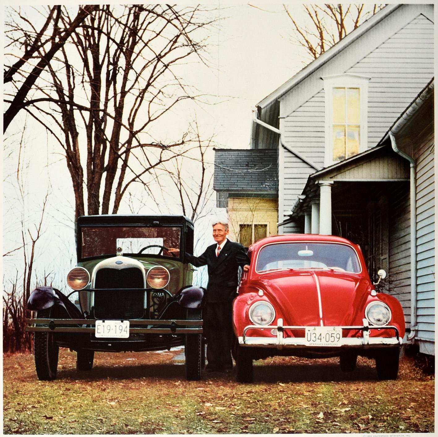 Poster pubblicitario d'epoca originale per Volkswagen Beetle - 33 anni dopo, ha preso il vizio - con un grande disegno che raffigura un uomo sorridente in giacca e cravatta in piedi tra un Maggiolino VW rosso e una Ford Model A verde del 1929