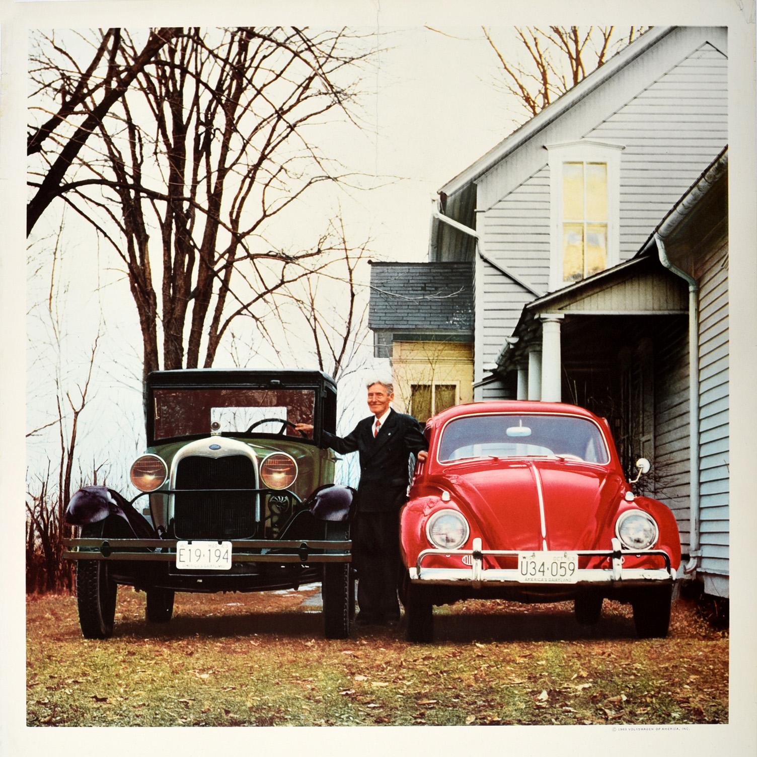 Americano Poster pubblicitario originale per auto d'epoca Volkswagen Beetle 33 anni dopo Ford A in vendita