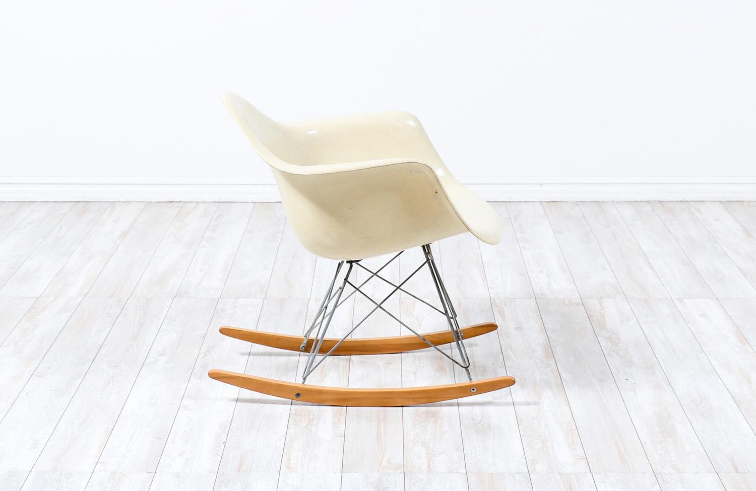 Mid-Century Modern Original Vintage Charles & Ray Eames RAR Rocking Chair for Herman Miller For Sale