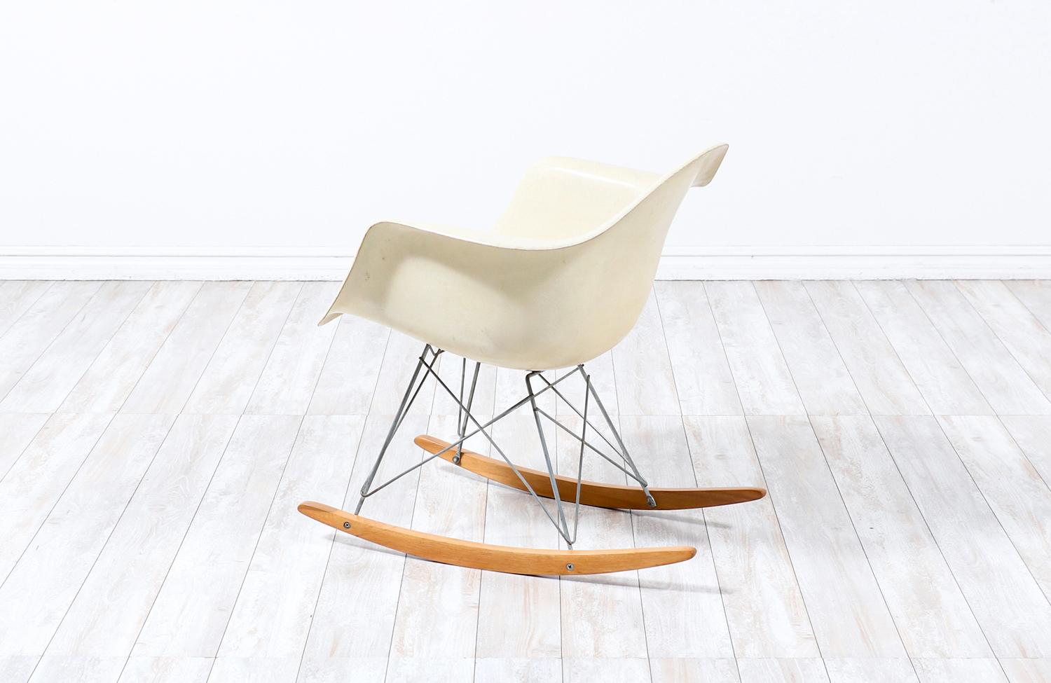 Original Vintage Charles & Ray Eames RAR Rocking Chair for Herman Miller In Excellent Condition For Sale In Los Angeles, CA