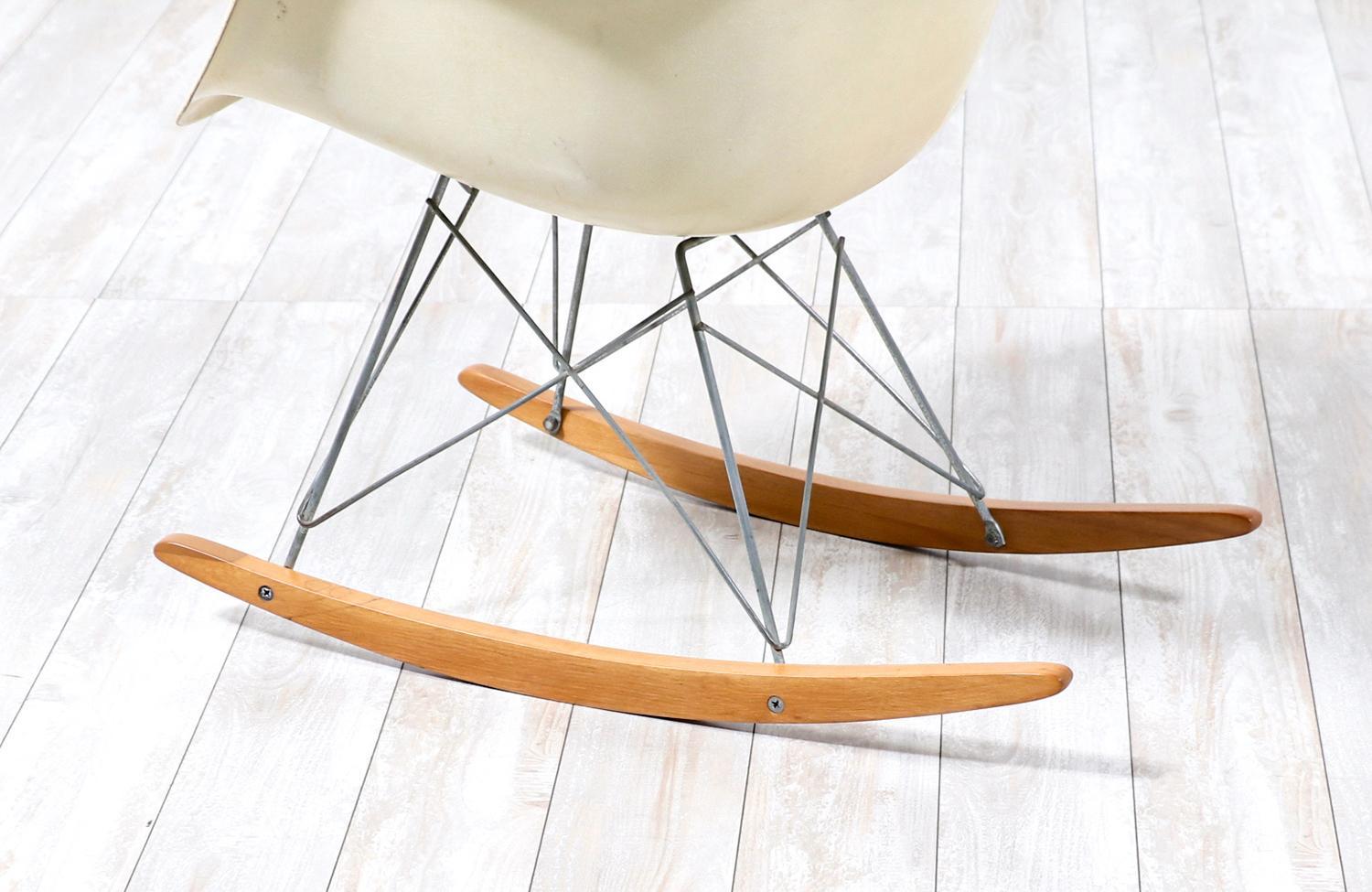 Mid-20th Century Original Vintage Charles & Ray Eames RAR Rocking Chair for Herman Miller For Sale